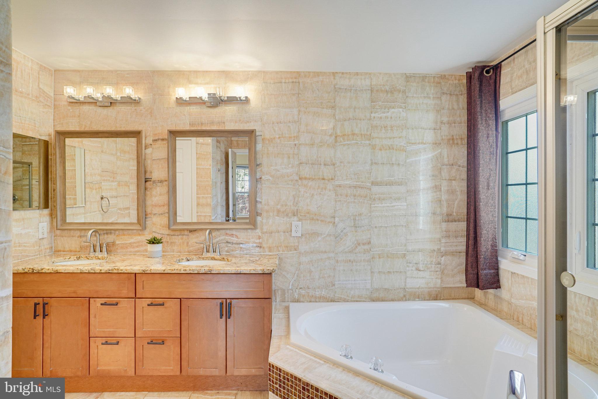 FOUR SEASONS - Residential