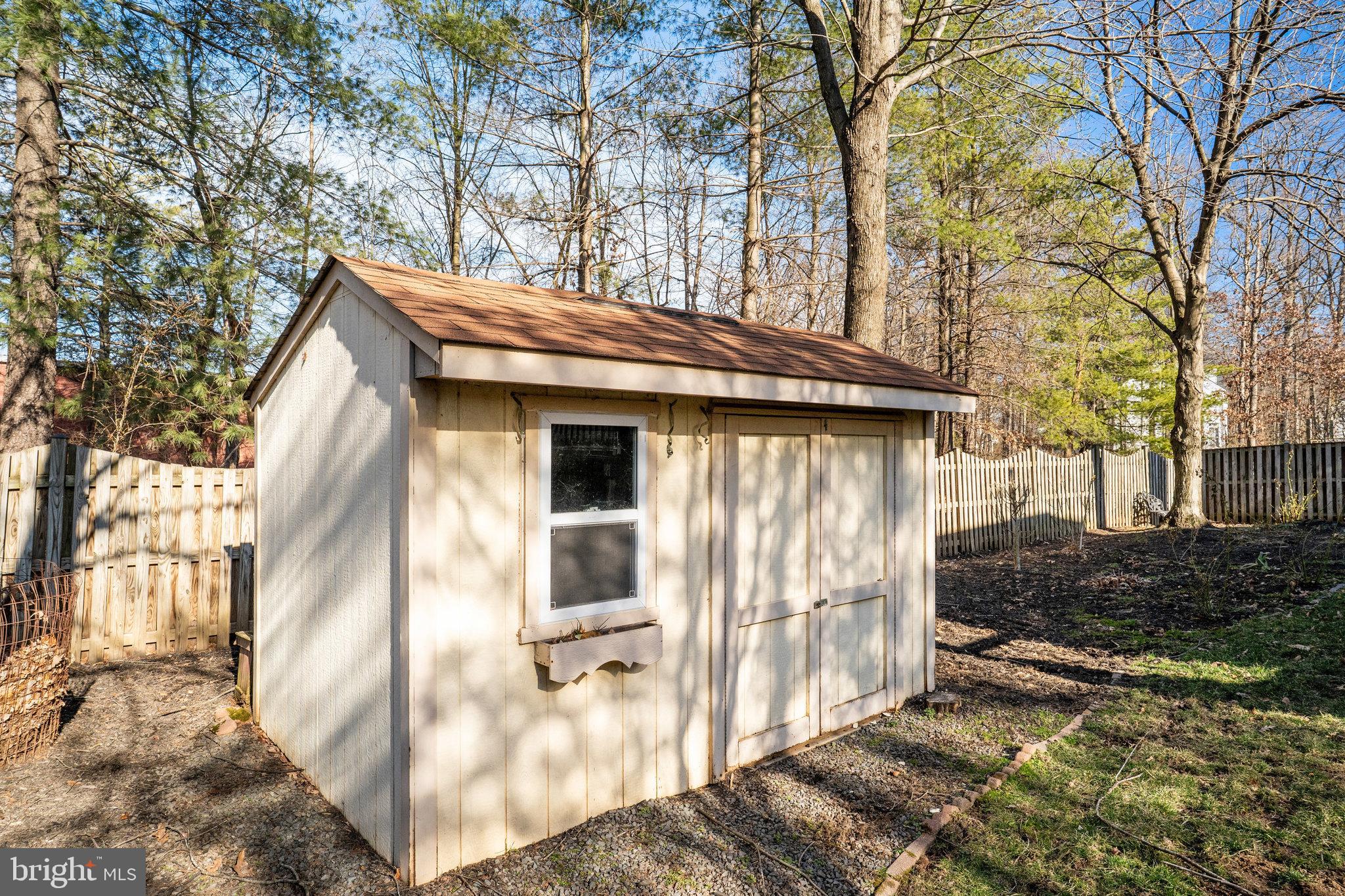 FOUR SEASONS - Residential