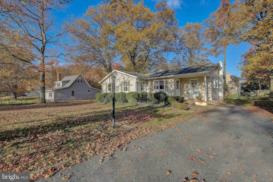 OPEN HOUSE Saturday 11/21 from 12pm to 4pm. Under the circumstances, scheduling showings has been difficult, so we will be holding the house open from 12pm to 4pm on Saturday. Three bedroom, two bathroom, simple, single level living at its best. Fully fenced yard. This one is sure to go quick with all of these community amenities-- boat ramp, marina, clubhouse, private beach, playground, so much more. Seller must find home of choice.