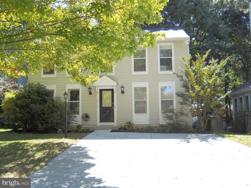 $1000 BONUS FOR ACCEPT. CONTRACT BY 01/31. PRICE SLASH!LOADED WITH CHARM -  CUL-DE-SAC LOT, HWD FLRS IN ENTERTAINING GREAT ROOM W/VIEW OF THE PRIVACY, FENCED BACKYD - FRENCH DOOR TO PATIO. SEP DIN. RM W/WAINSCOATING, HWD. FLRS., SUPERB KIT W/SS -STEEL, GRANITE + DESK AREA.  OWNER'S SUITE WITH DOUBLE CLOSETS + OVERSIZED SHOWER. REC RM W/WET BAR/REFIRG/KEG FOUNTAIN. NEED FINANC +PRE-APP. LEND. LETTR