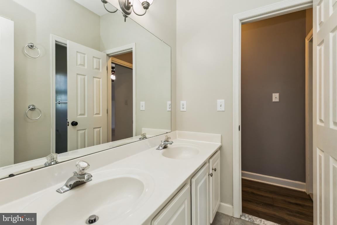 LOCUST HILL - Residential Lease