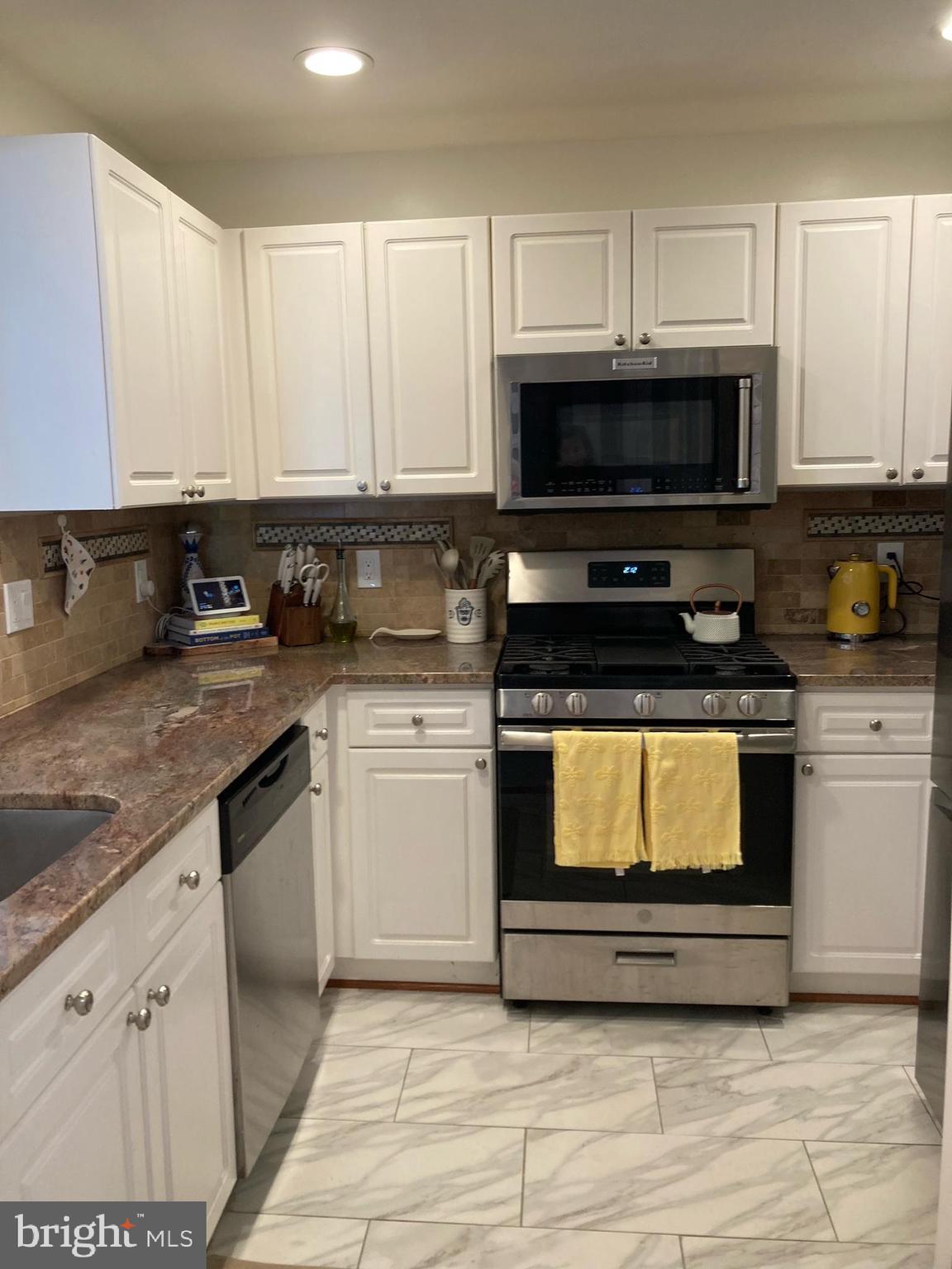 CHELSEA COURTS - Residential Lease