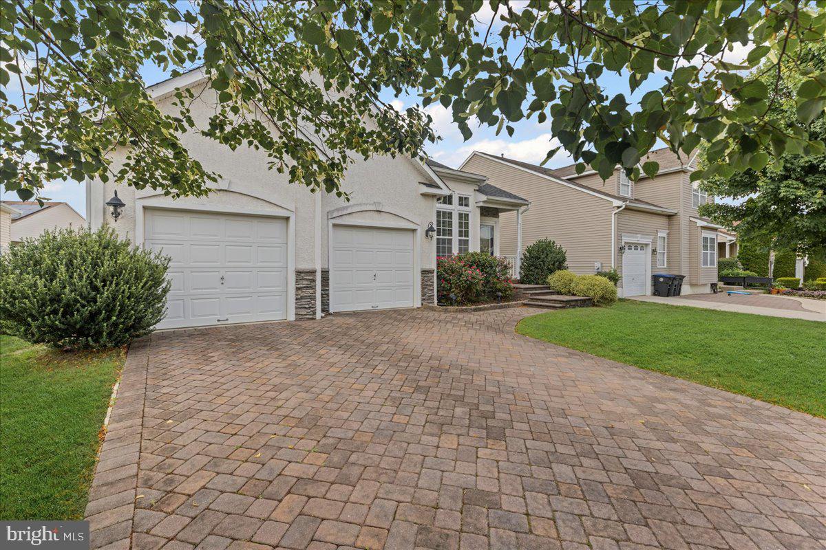 211 NATHAN HALE DRIVE