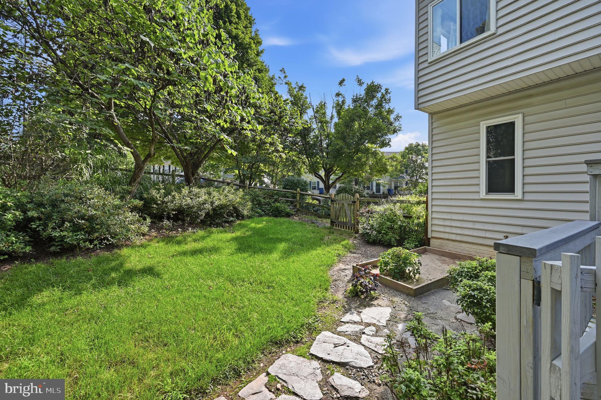 47404 MIDDLE BLUFF PLACE