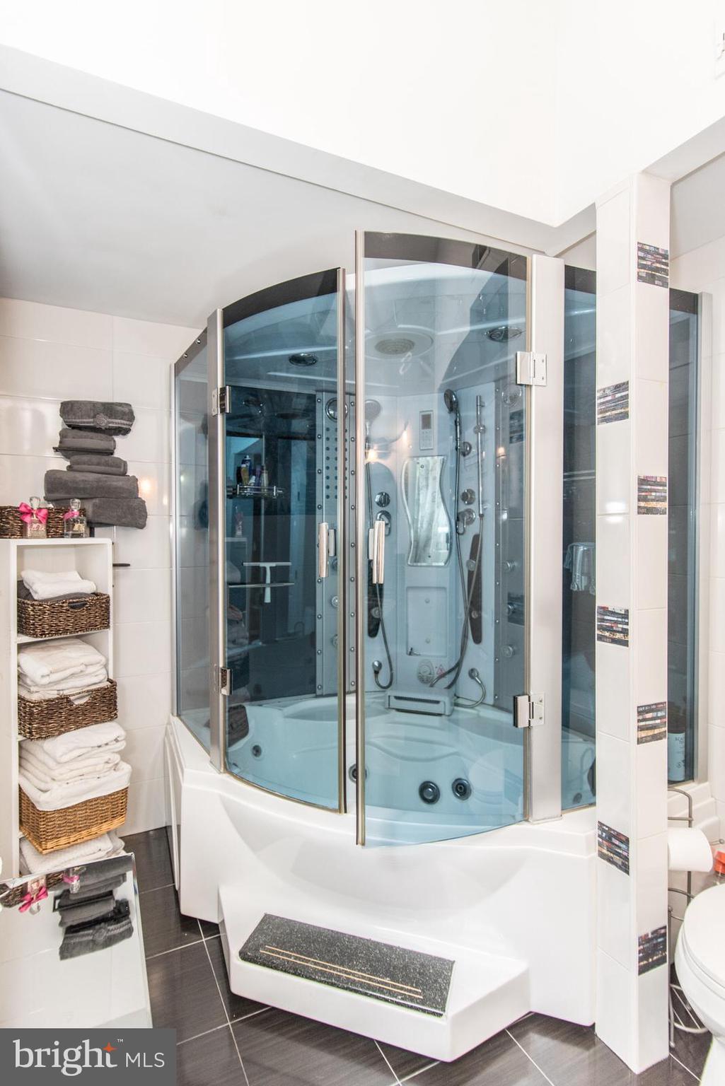 HUNTINGDON VALLEY - Residential