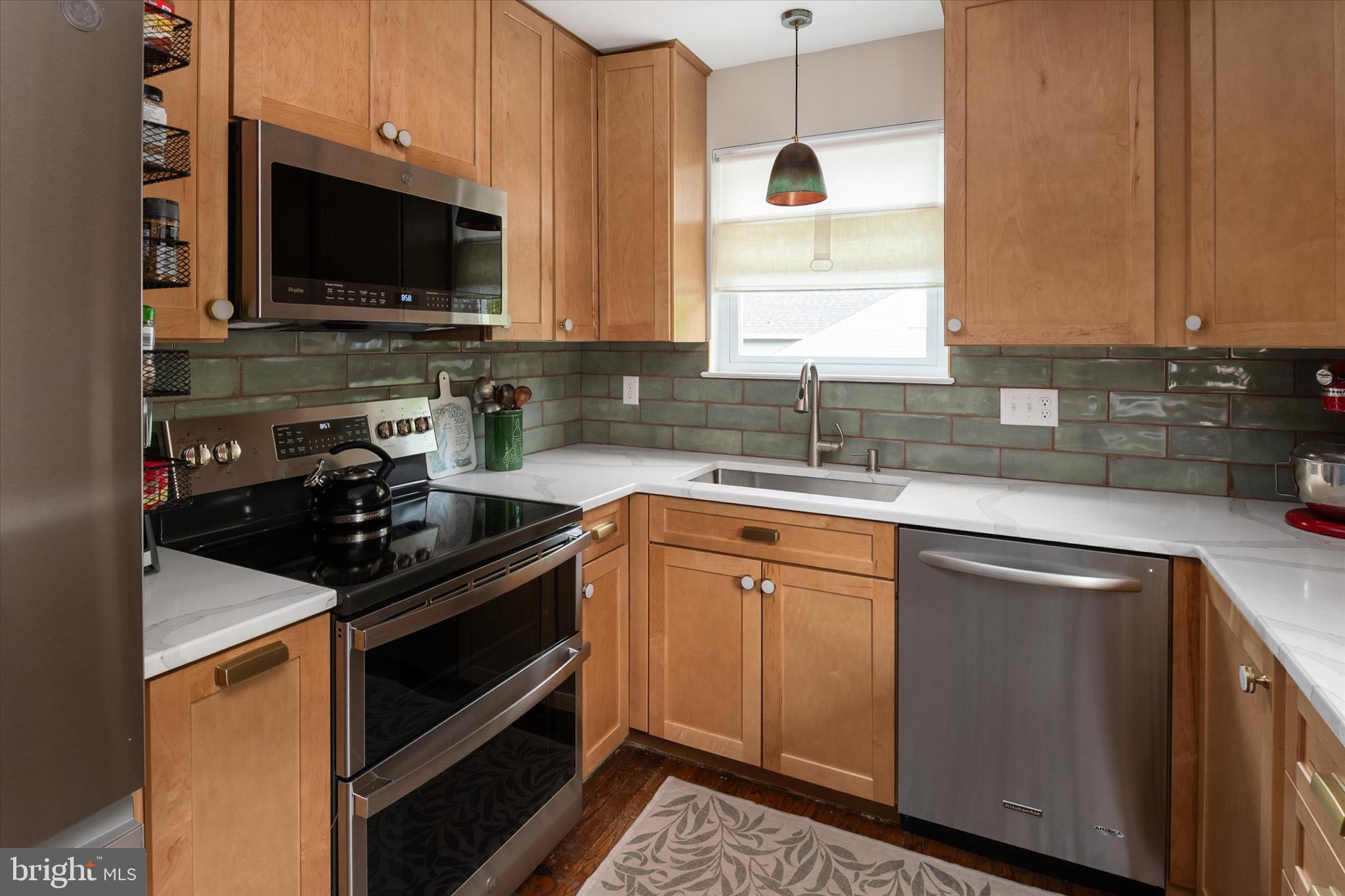 COLLEGE MANOR - Residential