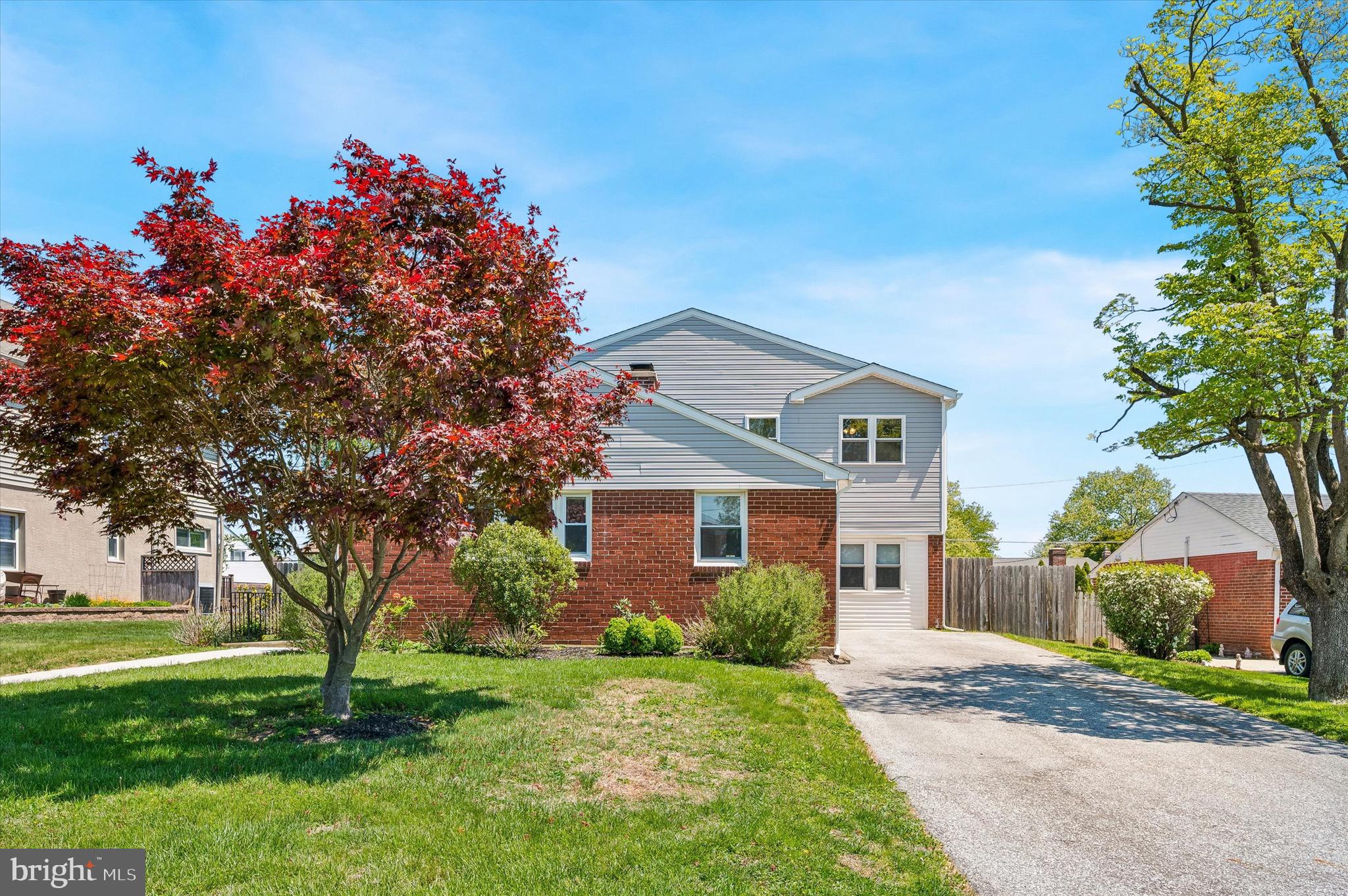 2211 DICKENS LANE