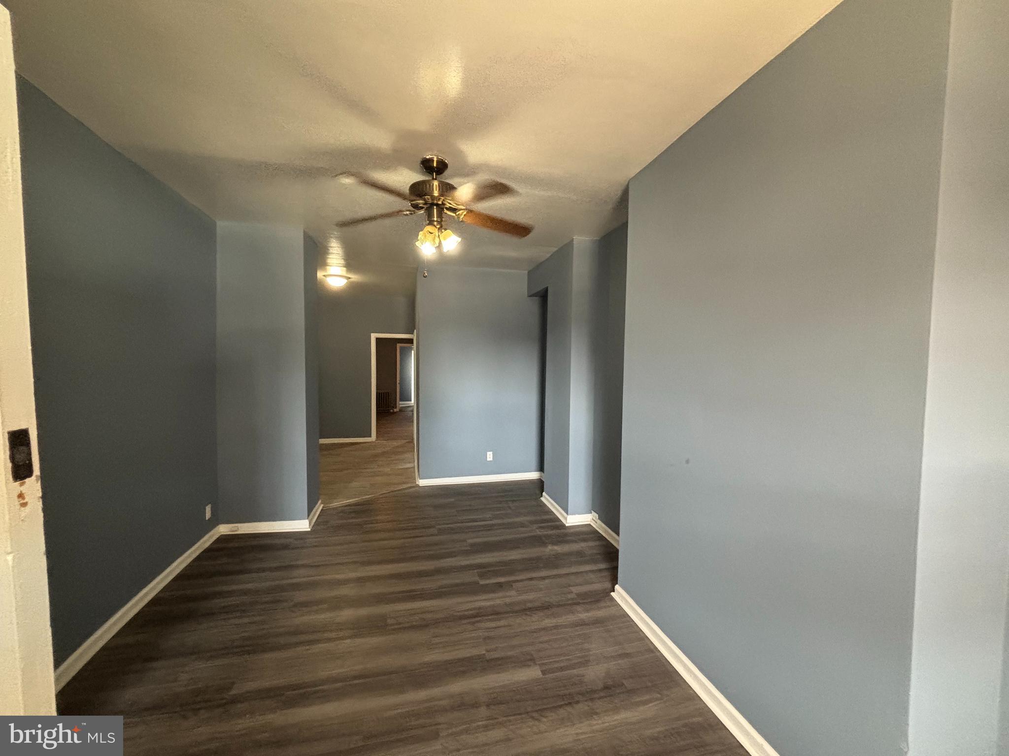 1 bedroom and 1 bathroom unit now available! Property features updated kitchen and bathroom, traditional concept and ample street parking . In addition, its located near an abundance of public transportation including but not limited to subways, buses, 76 and the 95 so what are you waiting for? Hurry and schedule your appointment today!