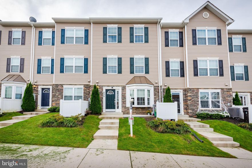 Welcome home to this charming TH in Reservoir Ridge w/great comm.amenities,incl.pool,playground+BBQ area!Prime location close to shopping+dining hotspots!Expansive open concept chef'sKIT w/espressoCABS,granite counters+recessed lighting off LR w/bay window+fresh carpet!Private LVL owner's suite w/spacious WIC &attBA w/double vanity+walk-inSHWR!Smart home features,fresh paint+more!Welcome Home!