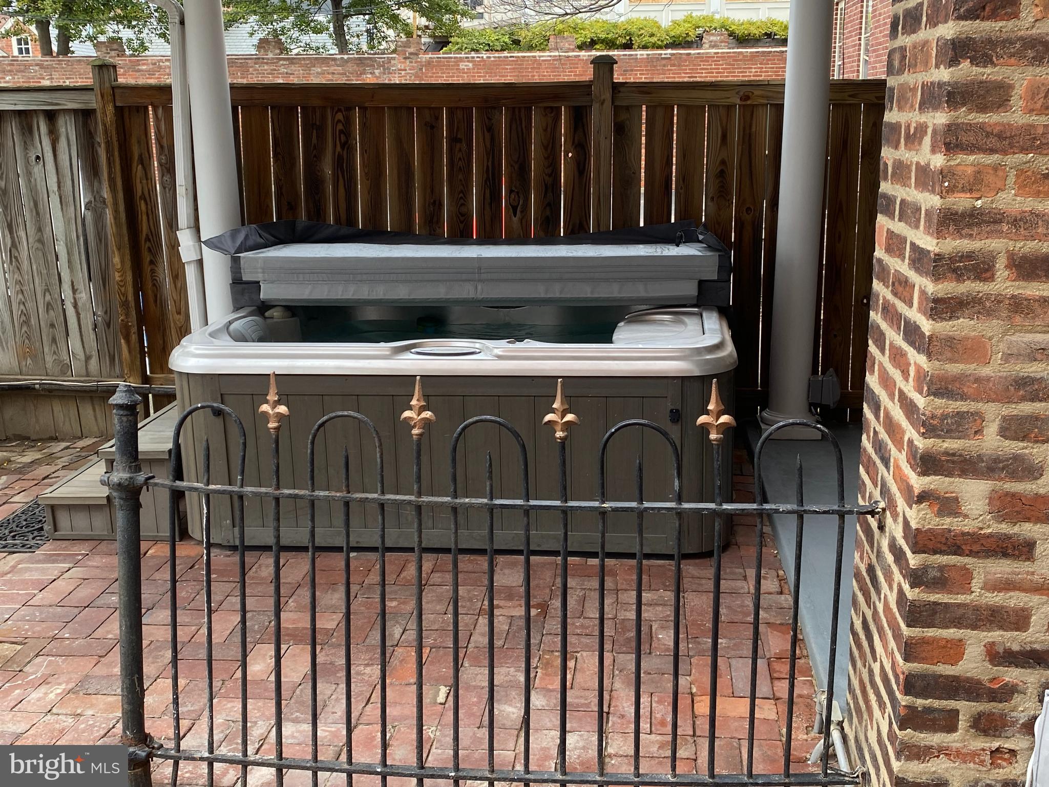 OLD TOWN ALEXANDRIA - Residential