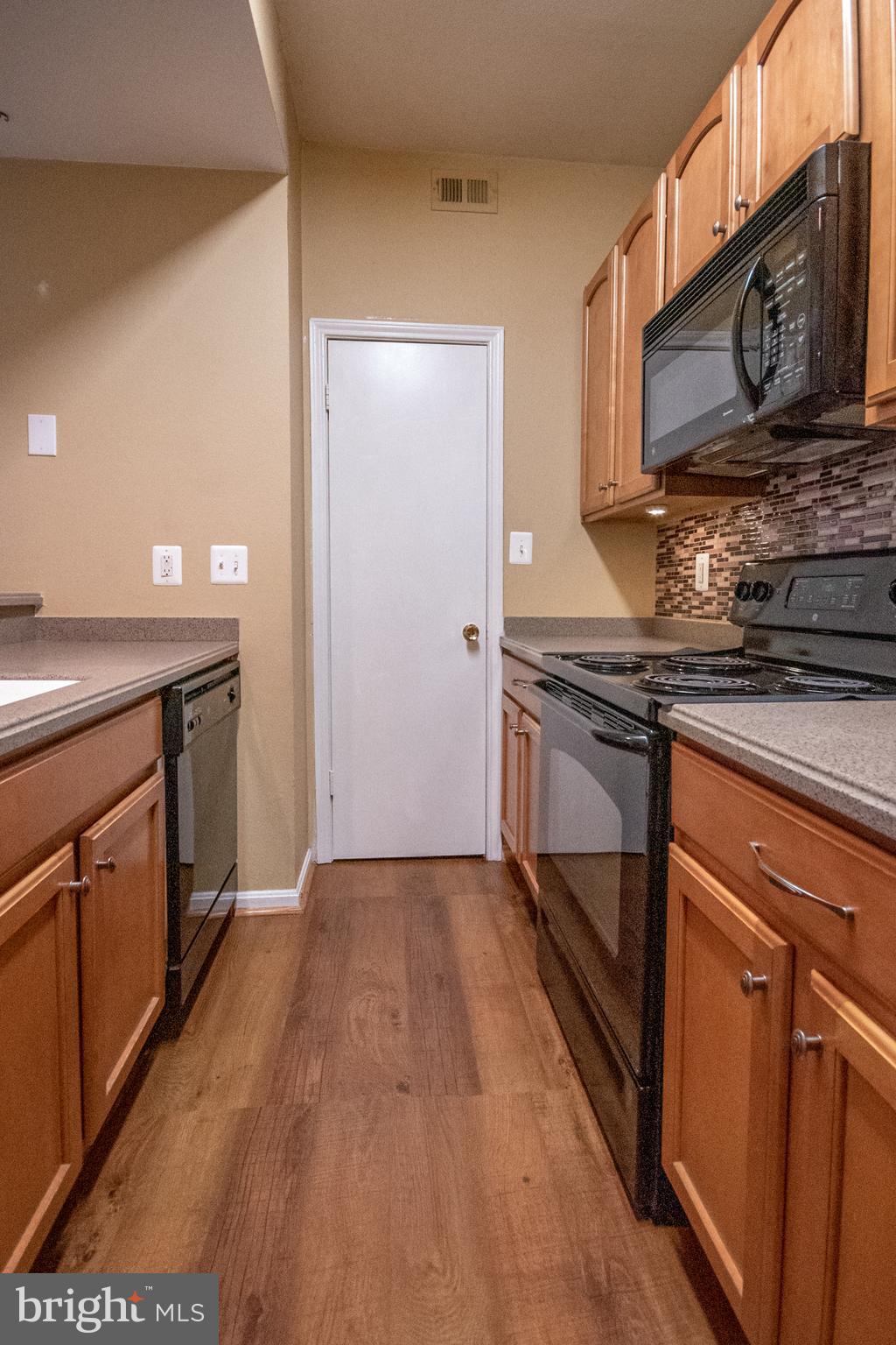 PENDERBROOK SQUARE CONDOMINIUMS - Residential Lease