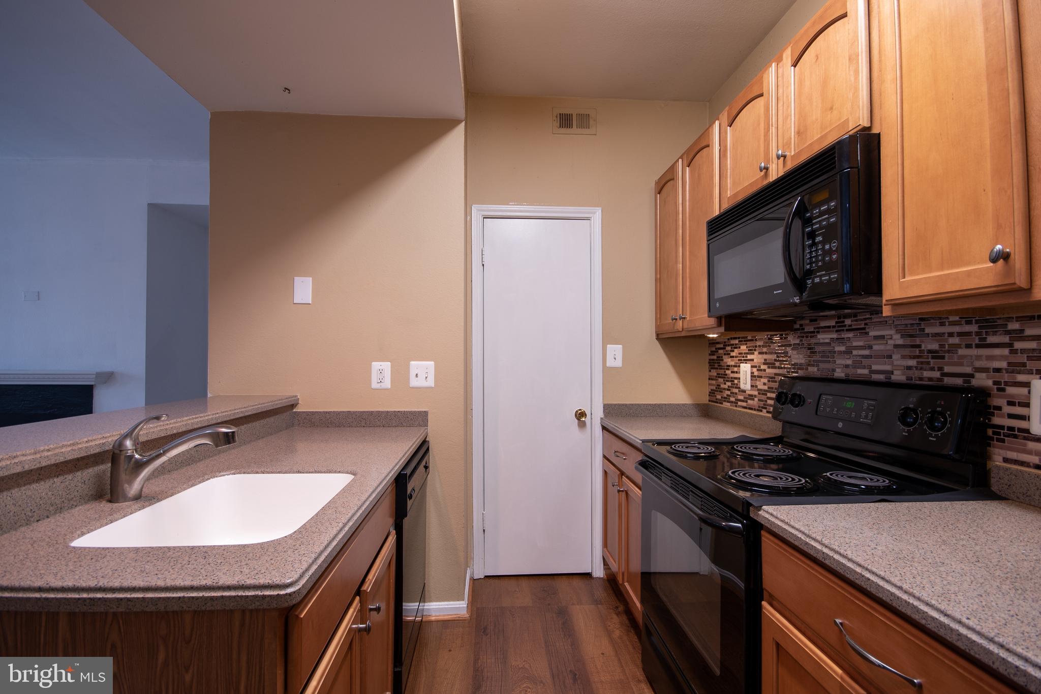 PENDERBROOK SQUARE CONDOMINIUMS - Residential Lease