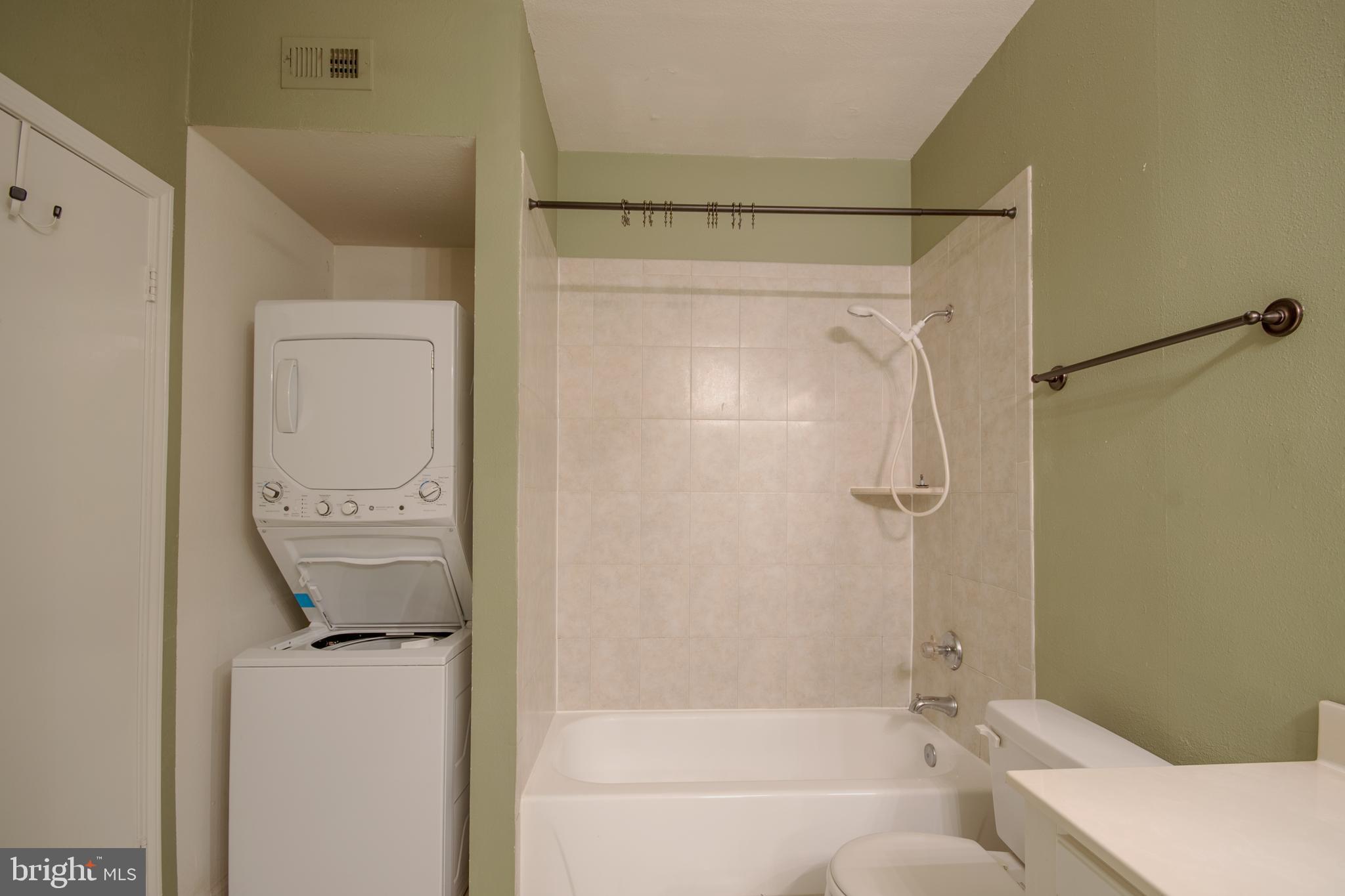 PENDERBROOK SQUARE CONDOMINIUMS - Residential Lease