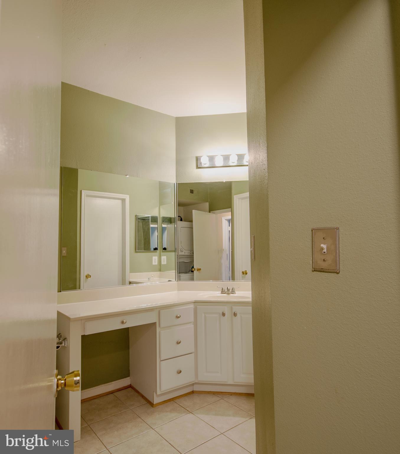 PENDERBROOK SQUARE CONDOMINIUMS - Residential Lease