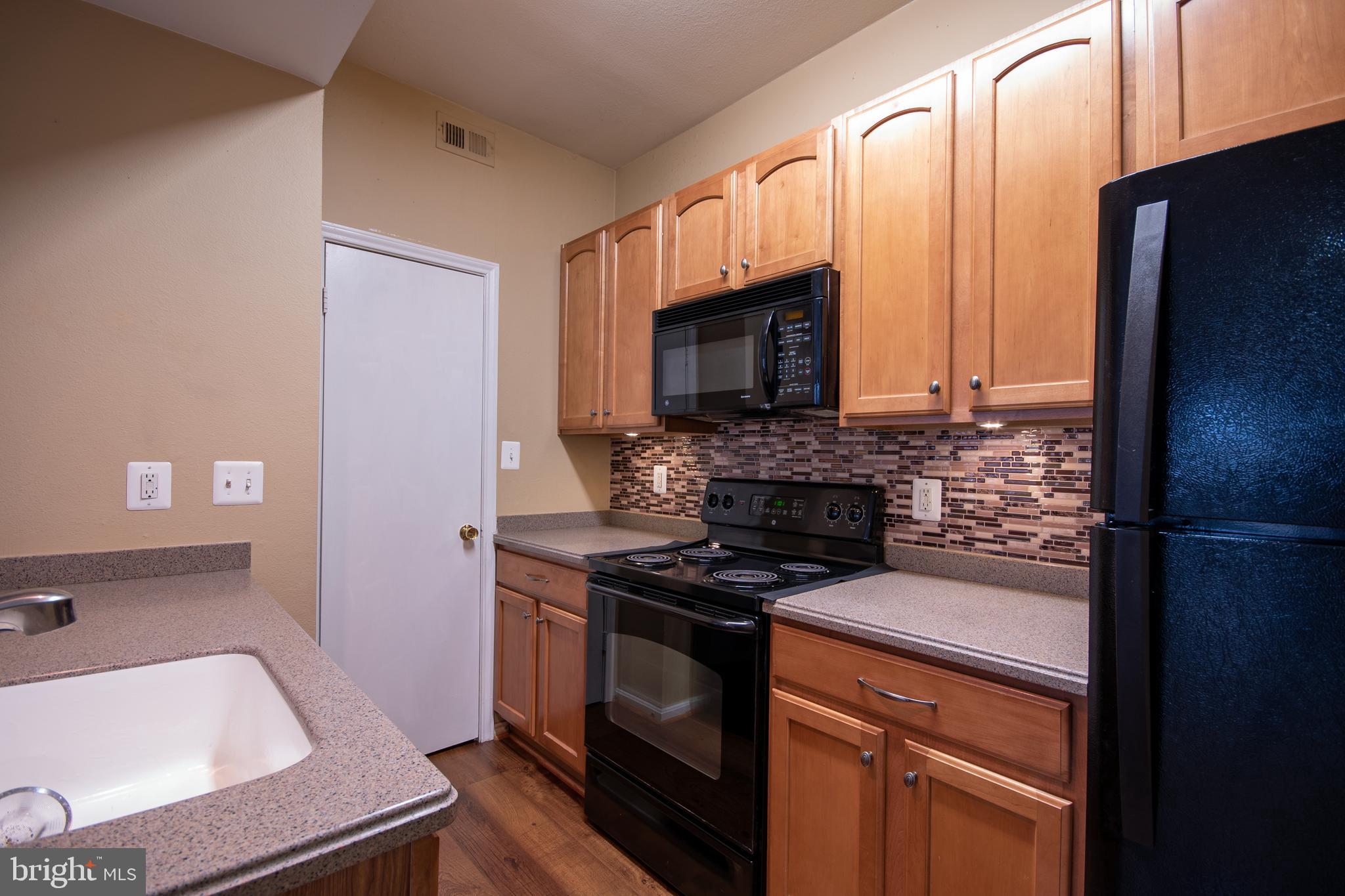 PENDERBROOK SQUARE CONDOMINIUMS - Residential Lease