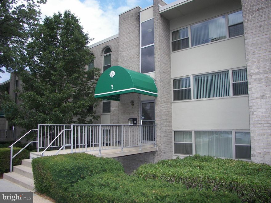 1BR CONDO IN CANTERBURY SQ..UPDATED KIT W/ LAMINATE FLOORING...SEP DIN RM...NEW FULL BATH..HUGE LIV RM W/ WALKOUT TO BALCONY BACKING TO COMMON AREA...LARGE MBR W/ LOTS OF CLOSET SPACE...ALL UTILITIES INCLUDED...SECURE ENTRY WAY W/ CENTRAL LAUNDRY...EASY ACCESS TO BELTWAY, OLD TOWNE, PENTAGON & MORE...WALK TO POOL, SHOPPING, RESTAURANTS, LIBRARY & HOLMES RUN PARK....SORRY, NO PETS.....AVAIL NOW