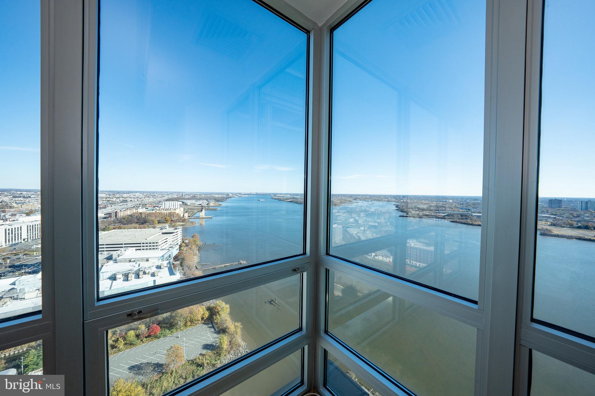 WATERFRONT SQUARE - Residential