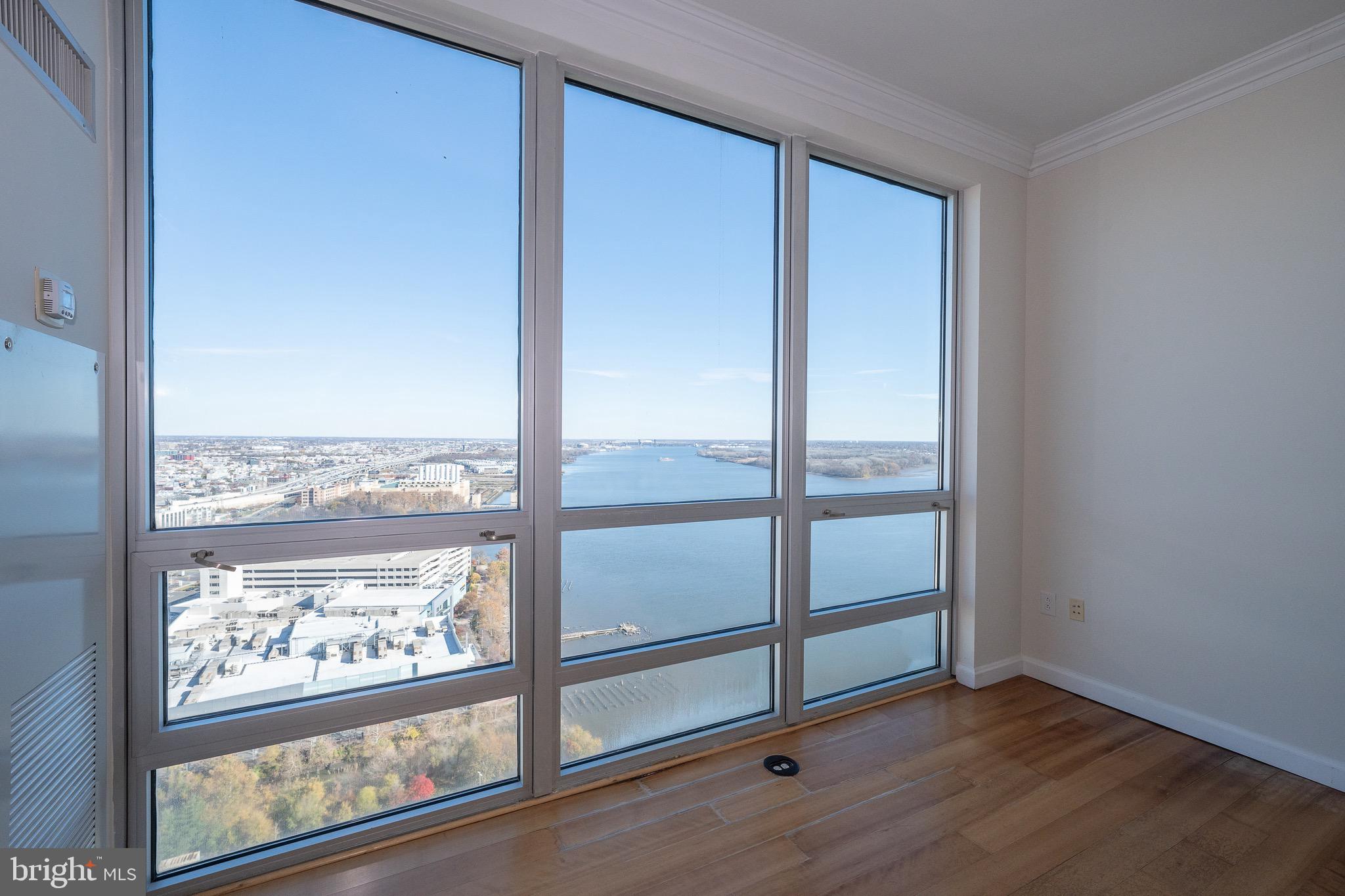 WATERFRONT SQUARE - Residential