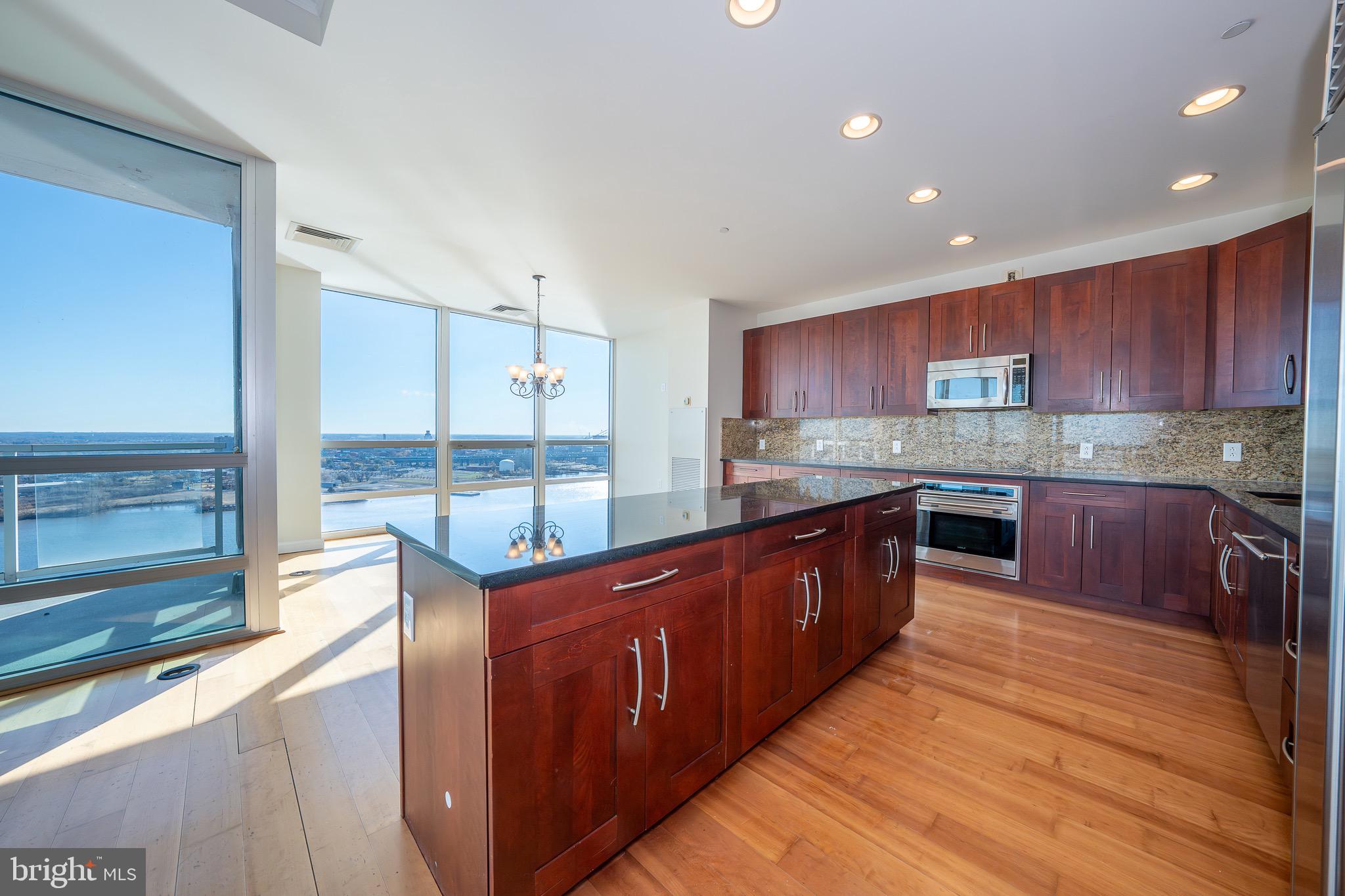 WATERFRONT SQUARE - Residential