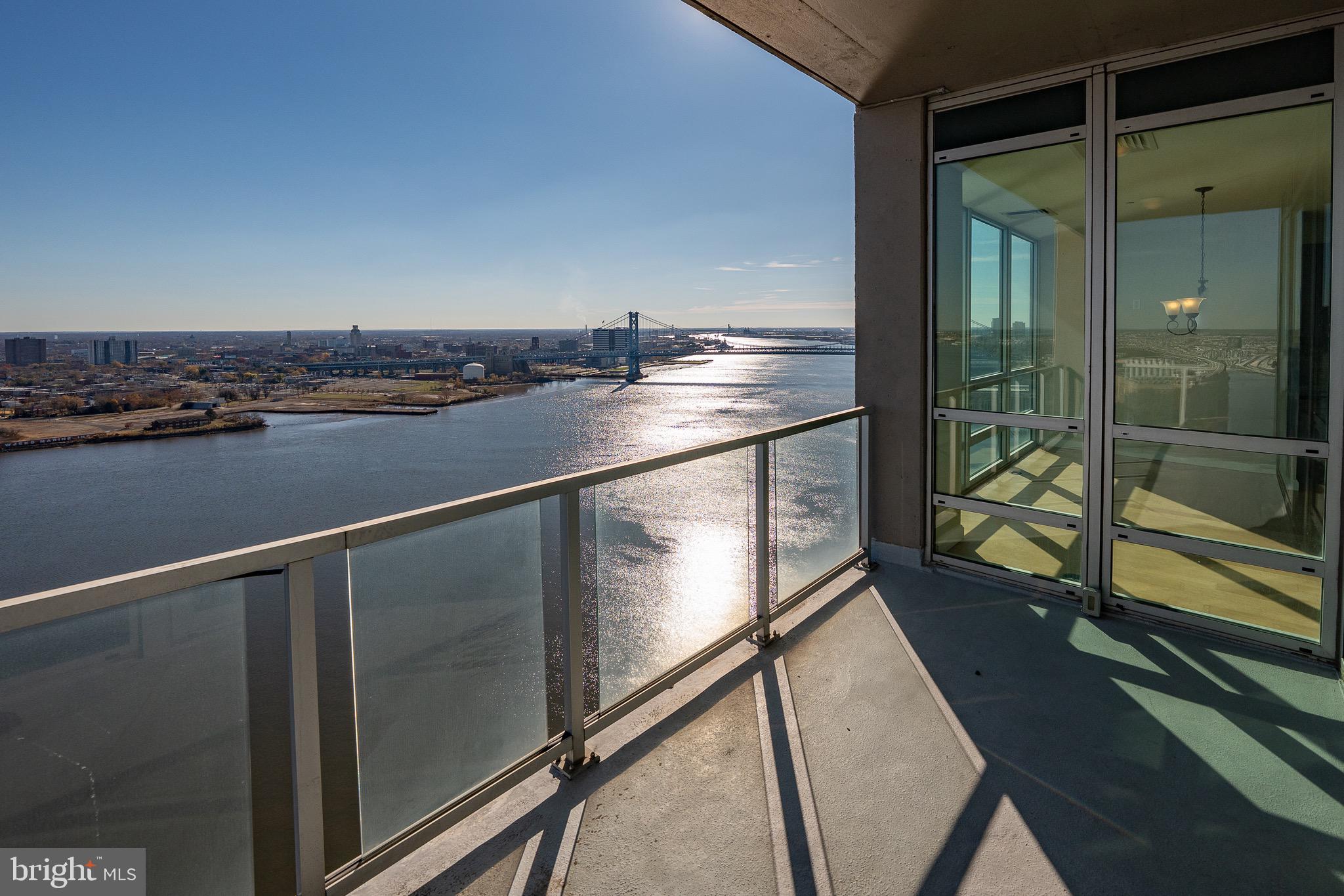 WATERFRONT SQUARE - Residential