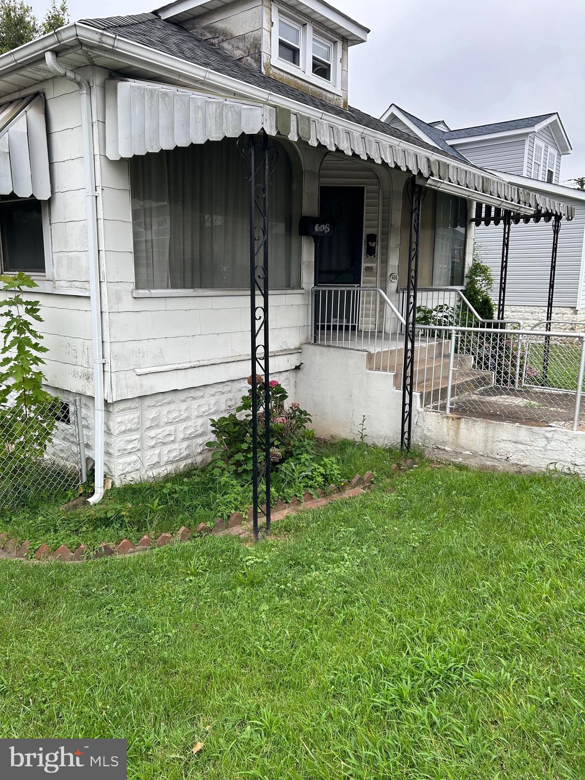 The year built is estimated.
Fabulous opportunity to own an income-producing commercial building in a busy neighborhood business district, OR run your own business from this highly visible single home, easily converted to professional services or office space. 2 car garage could possibly be rented separately or converted to additional usable retail space. Plenty of sign visibility.