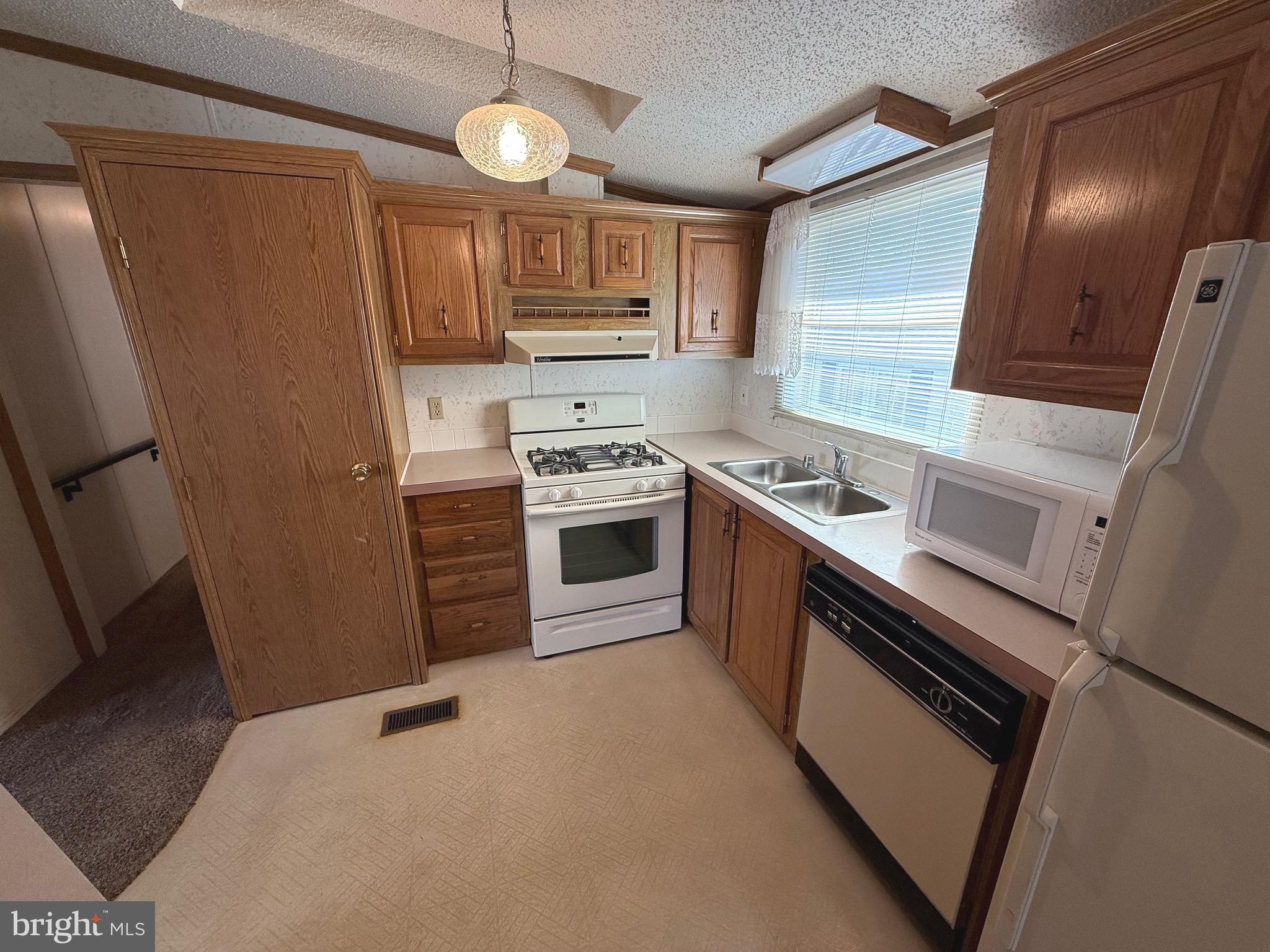 COUNTRY MANOR FARMS - Residential