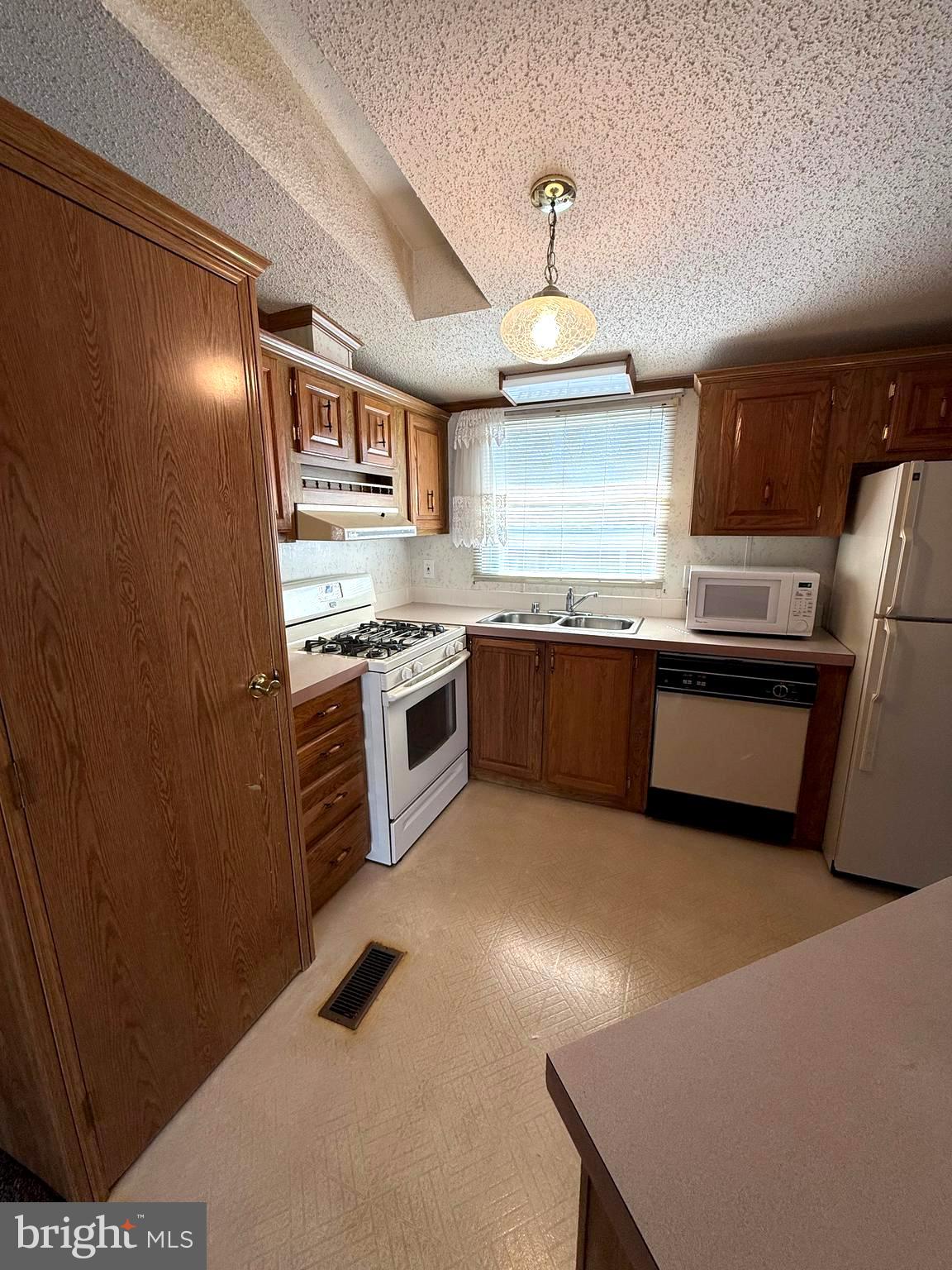 COUNTRY MANOR FARMS - Residential