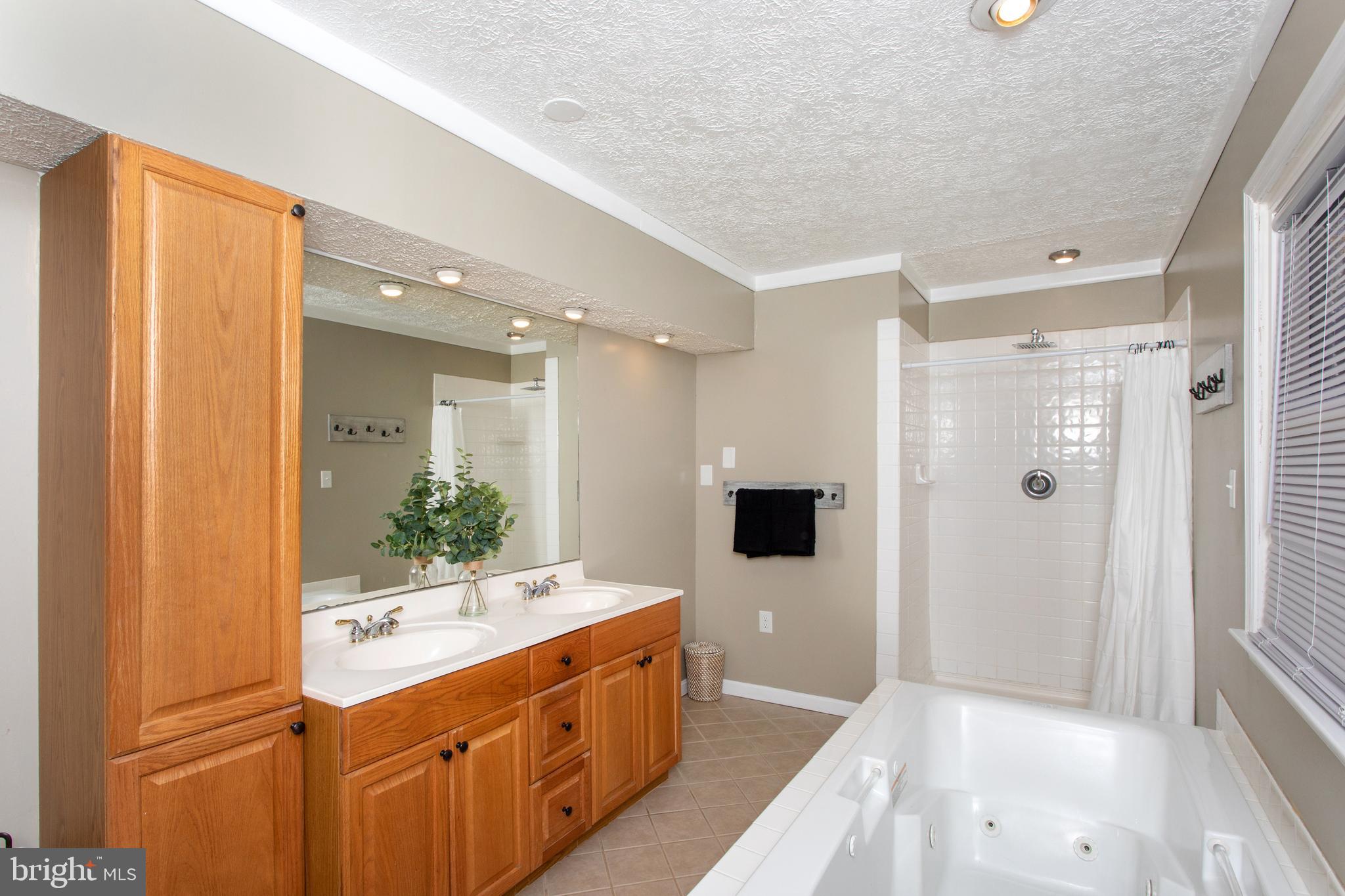 COUNTRY LAKES - Residential