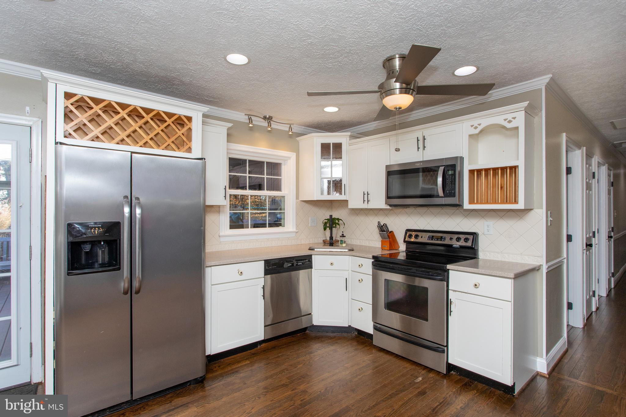 COUNTRY LAKES - Residential