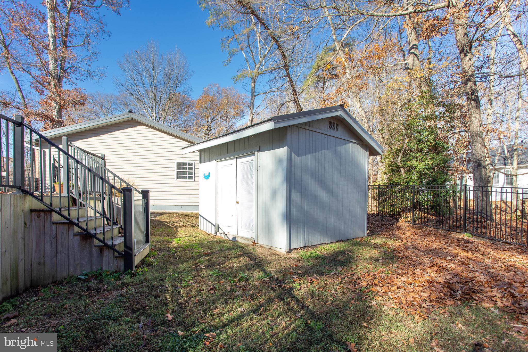 COUNTRY LAKES - Residential