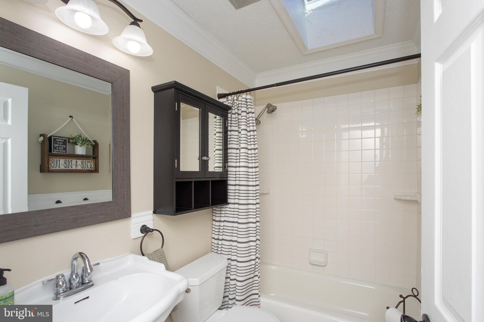 COUNTRY LAKES - Residential