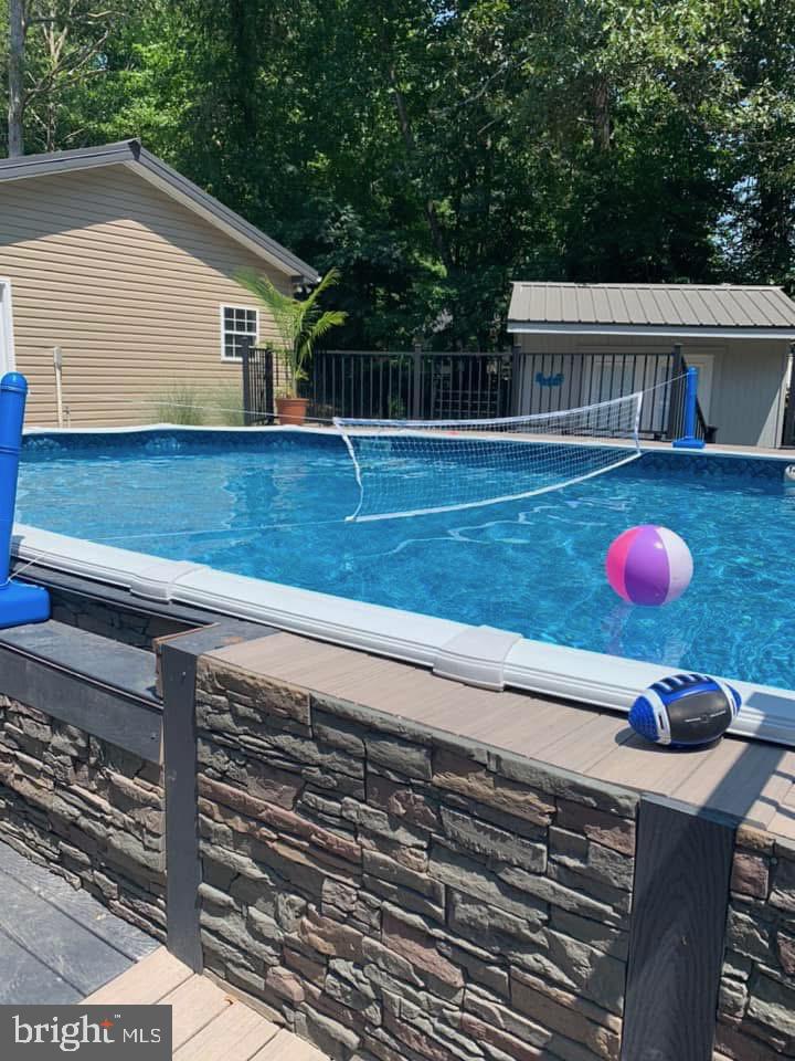 COUNTRY LAKES - Residential