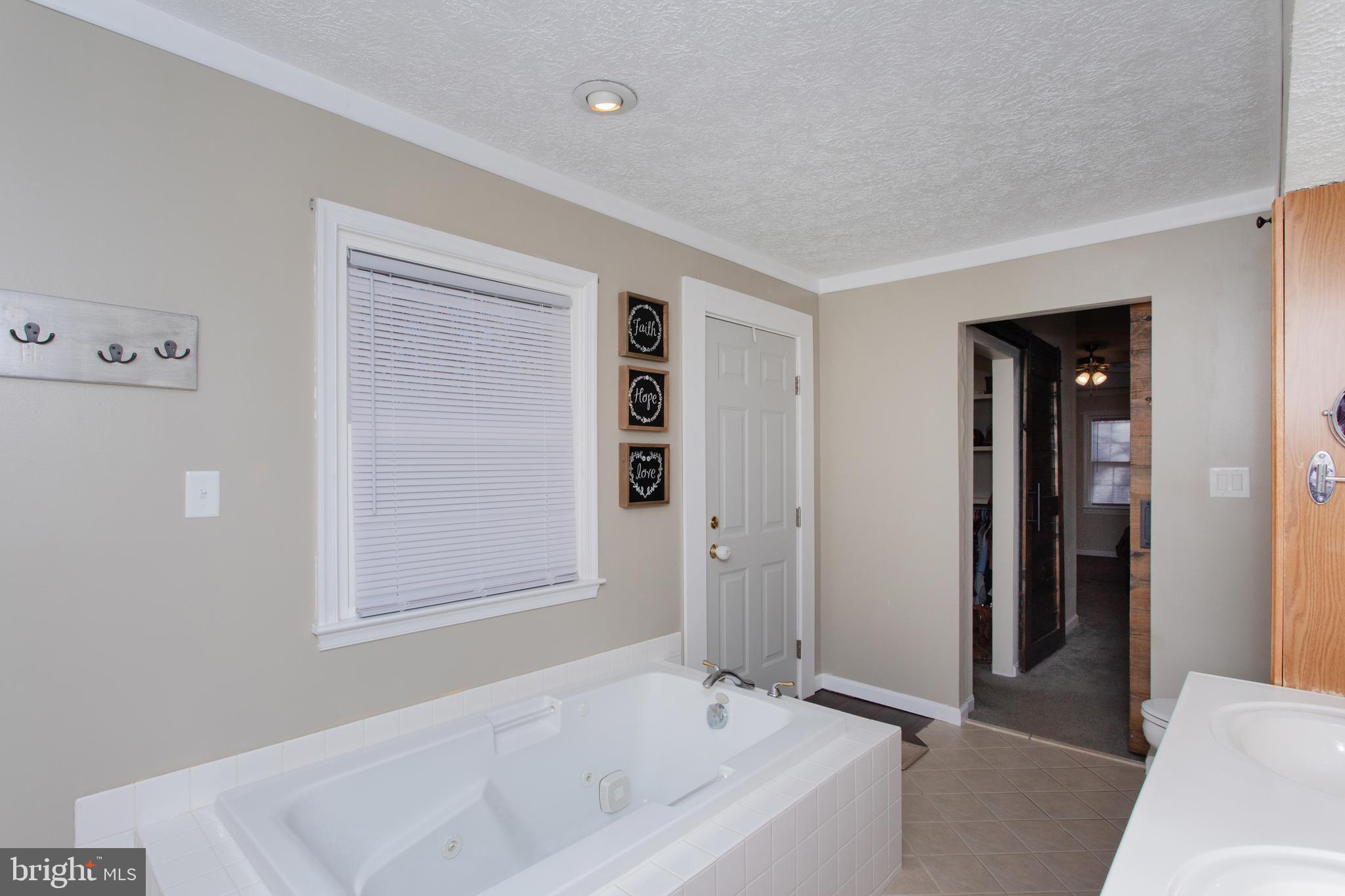 COUNTRY LAKES - Residential