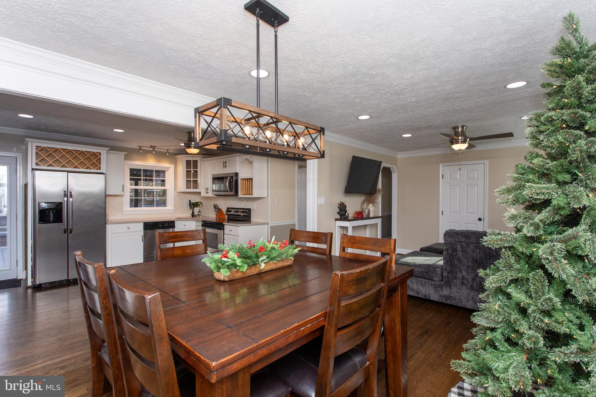 COUNTRY LAKES - Residential