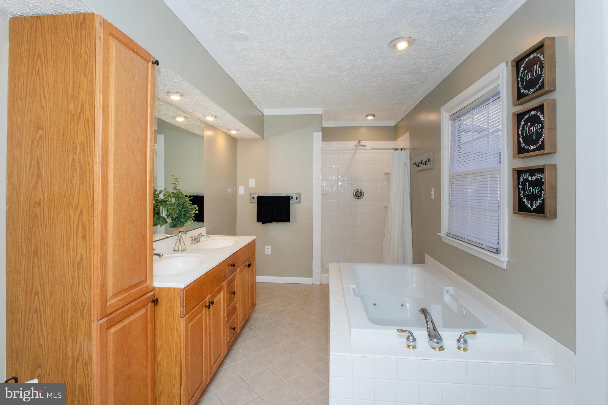 COUNTRY LAKES - Residential