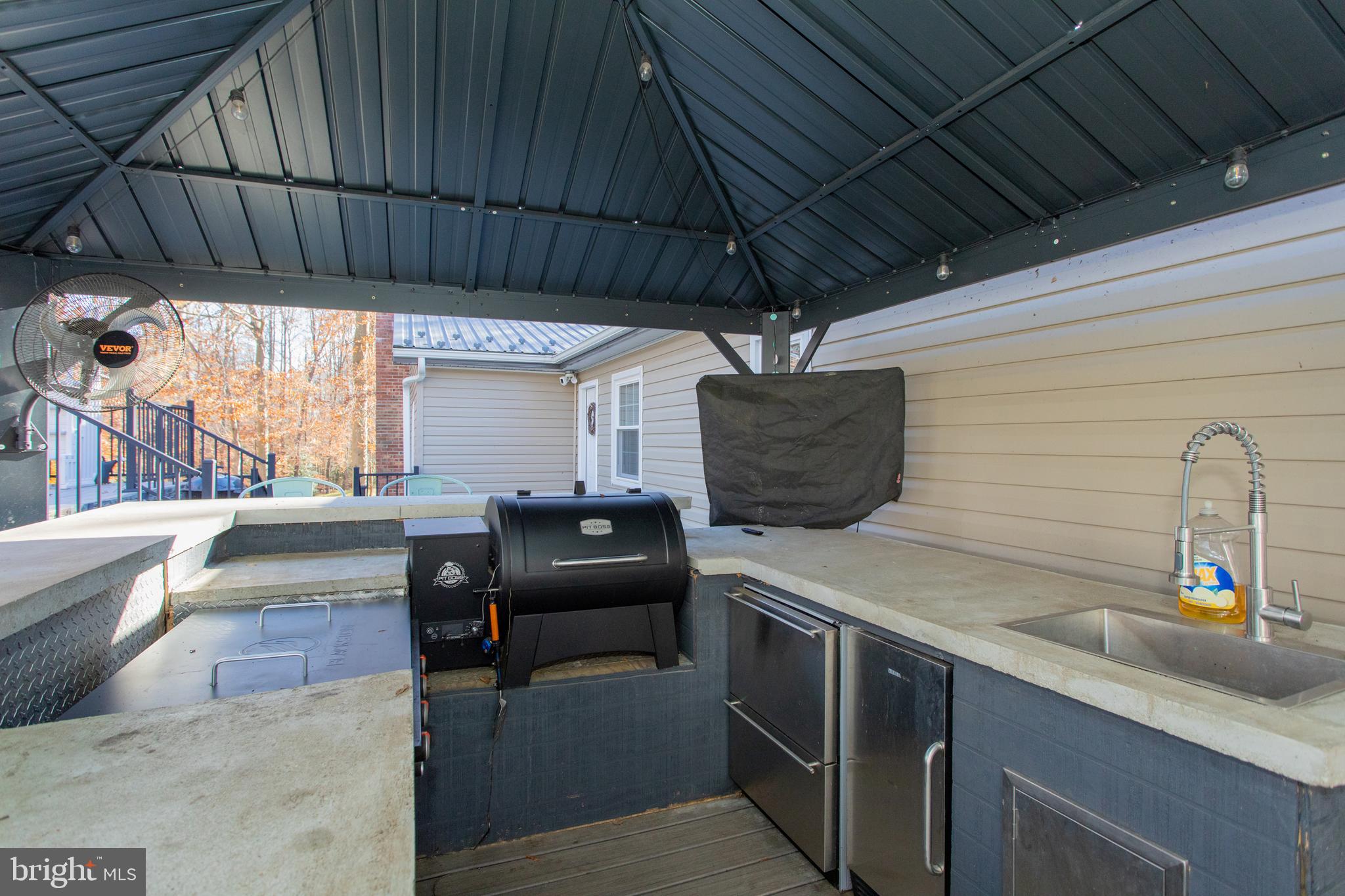 COUNTRY LAKES - Residential