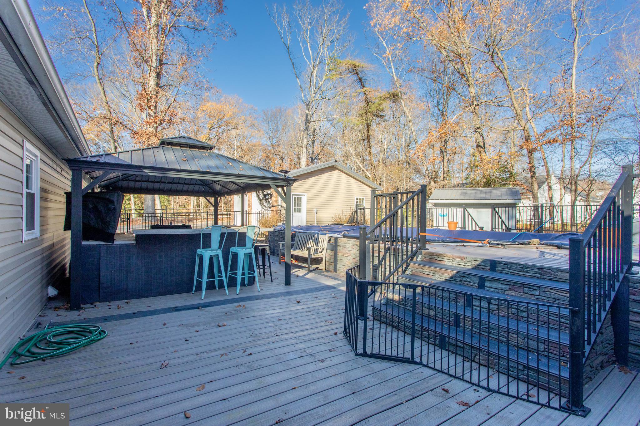 COUNTRY LAKES - Residential