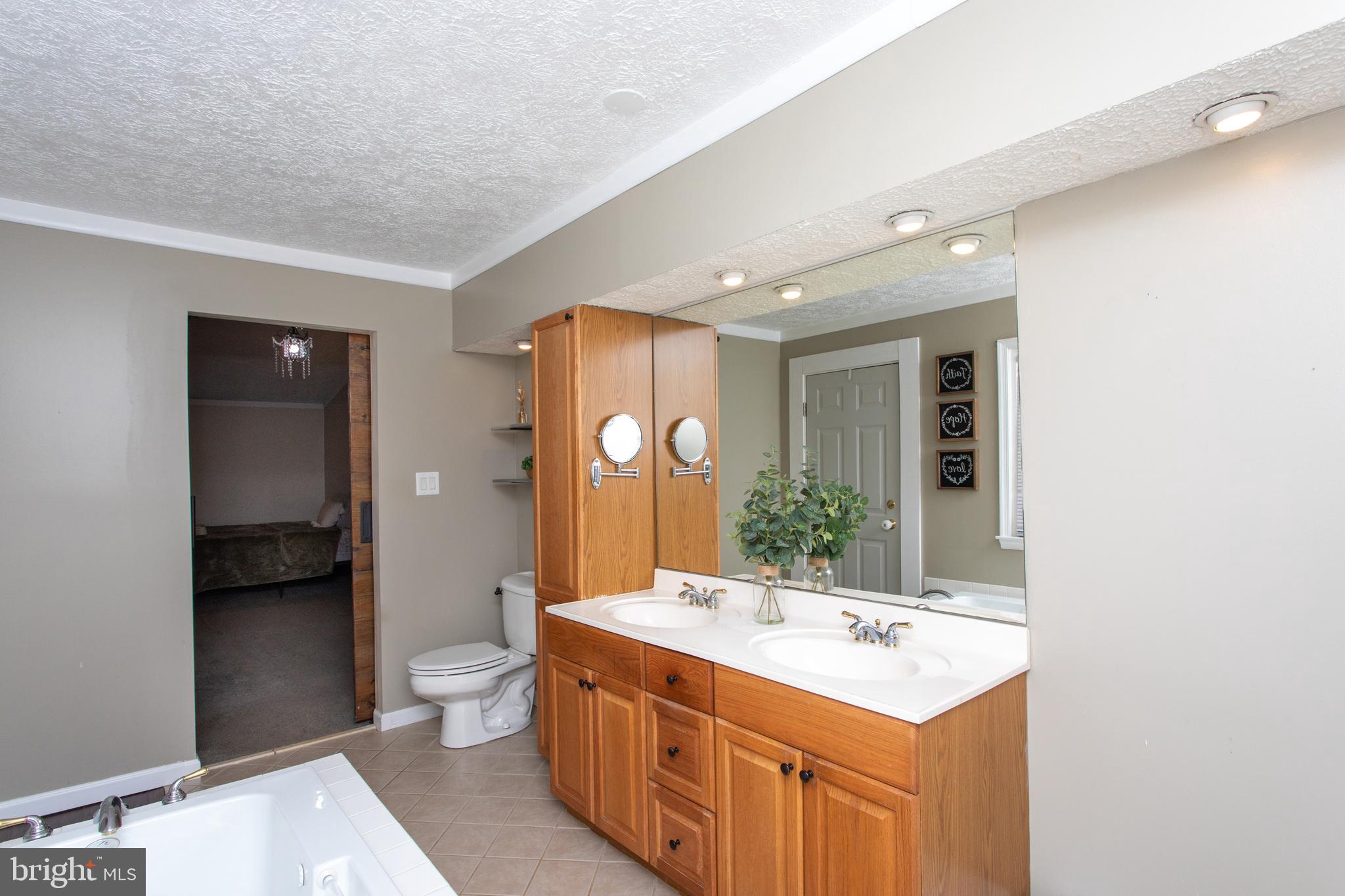 COUNTRY LAKES - Residential