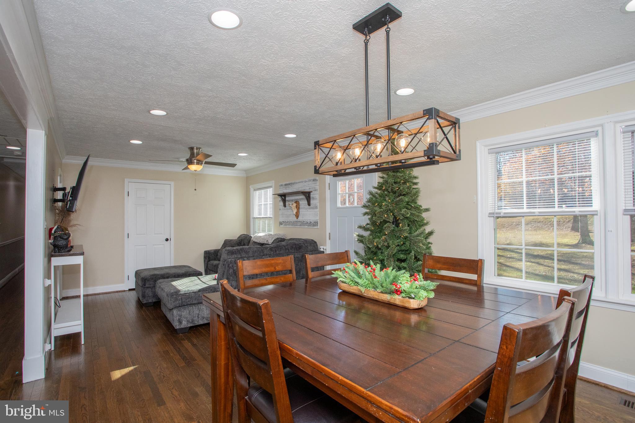 COUNTRY LAKES - Residential