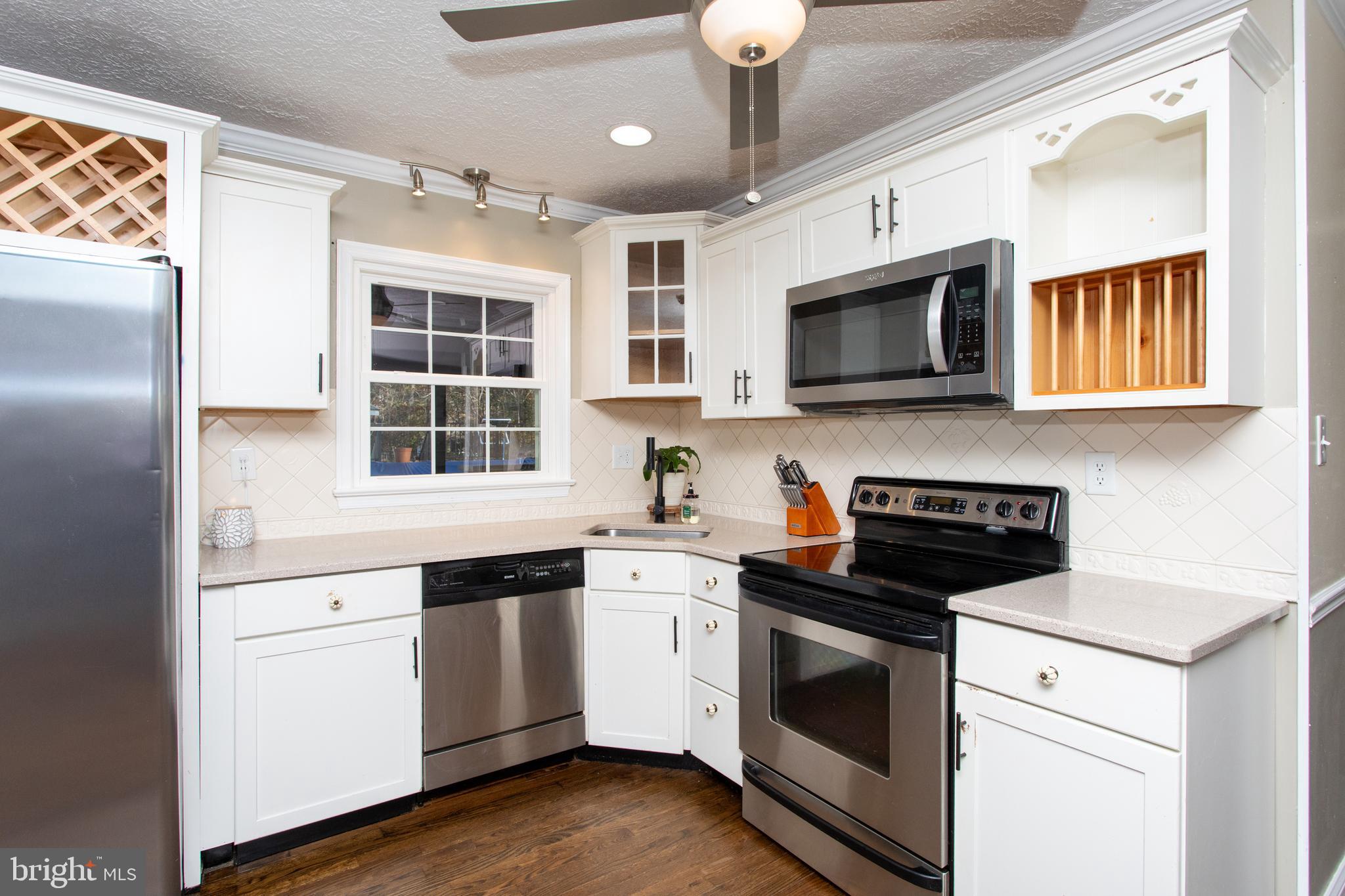 COUNTRY LAKES - Residential