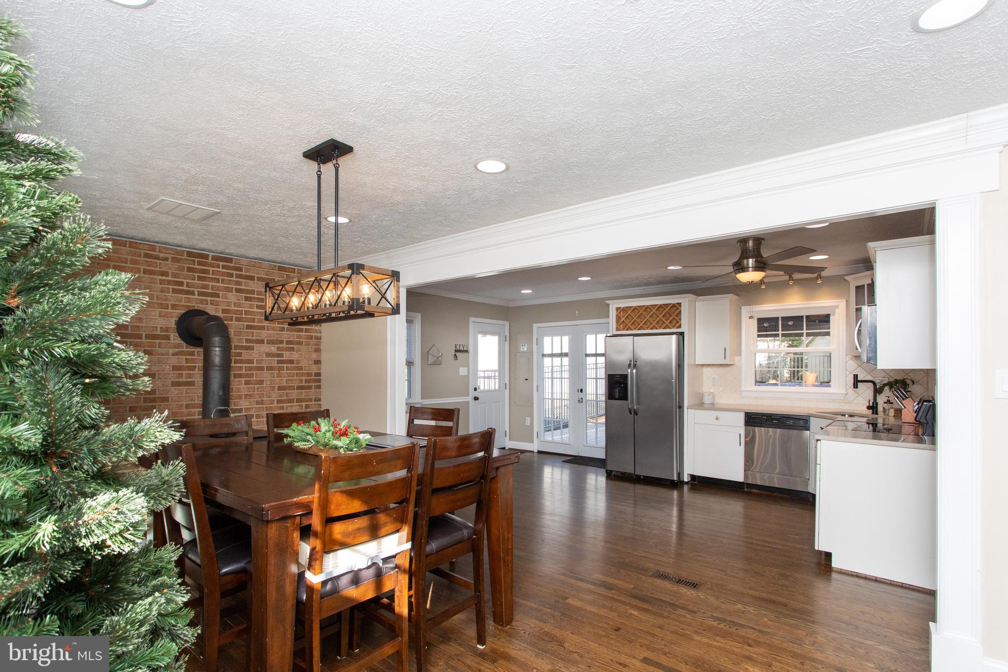 COUNTRY LAKES - Residential