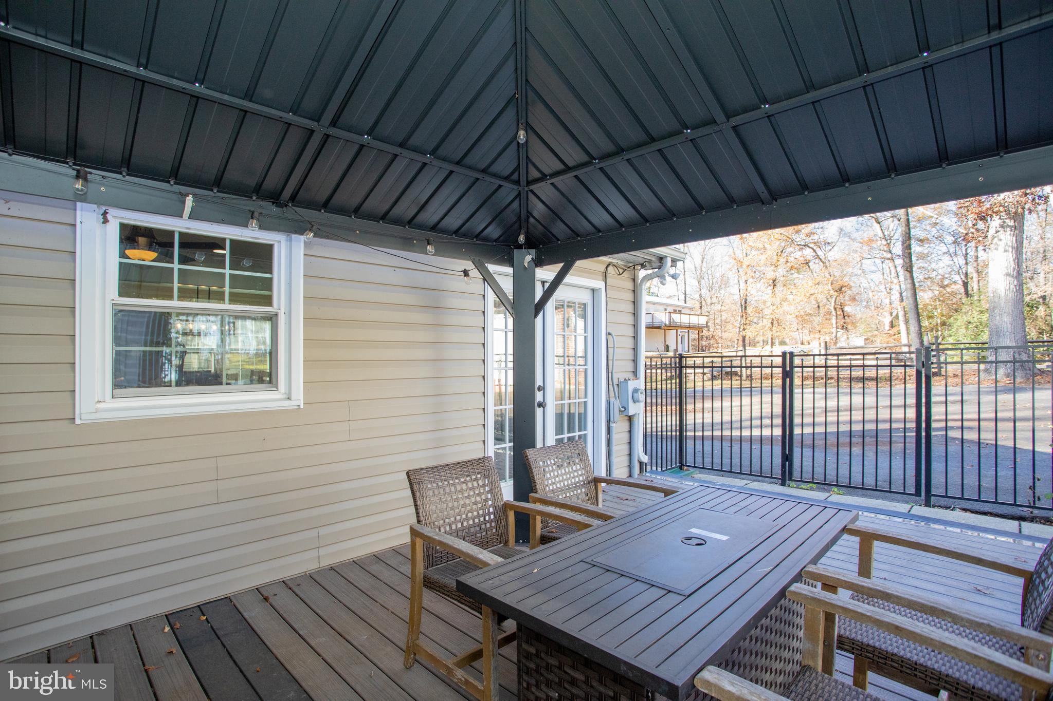 COUNTRY LAKES - Residential