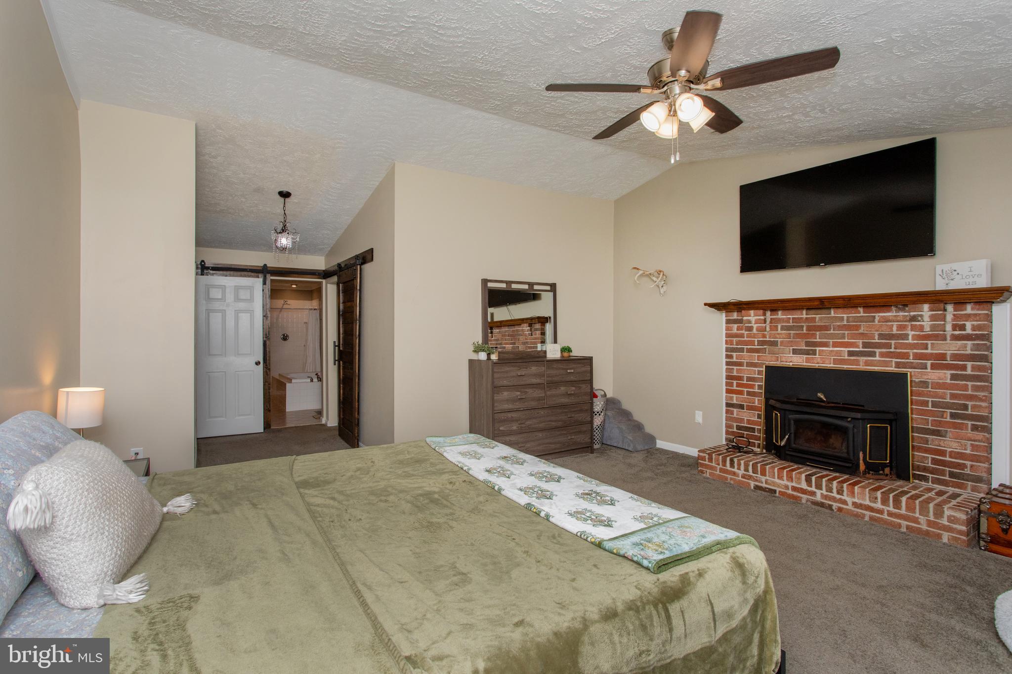 COUNTRY LAKES - Residential