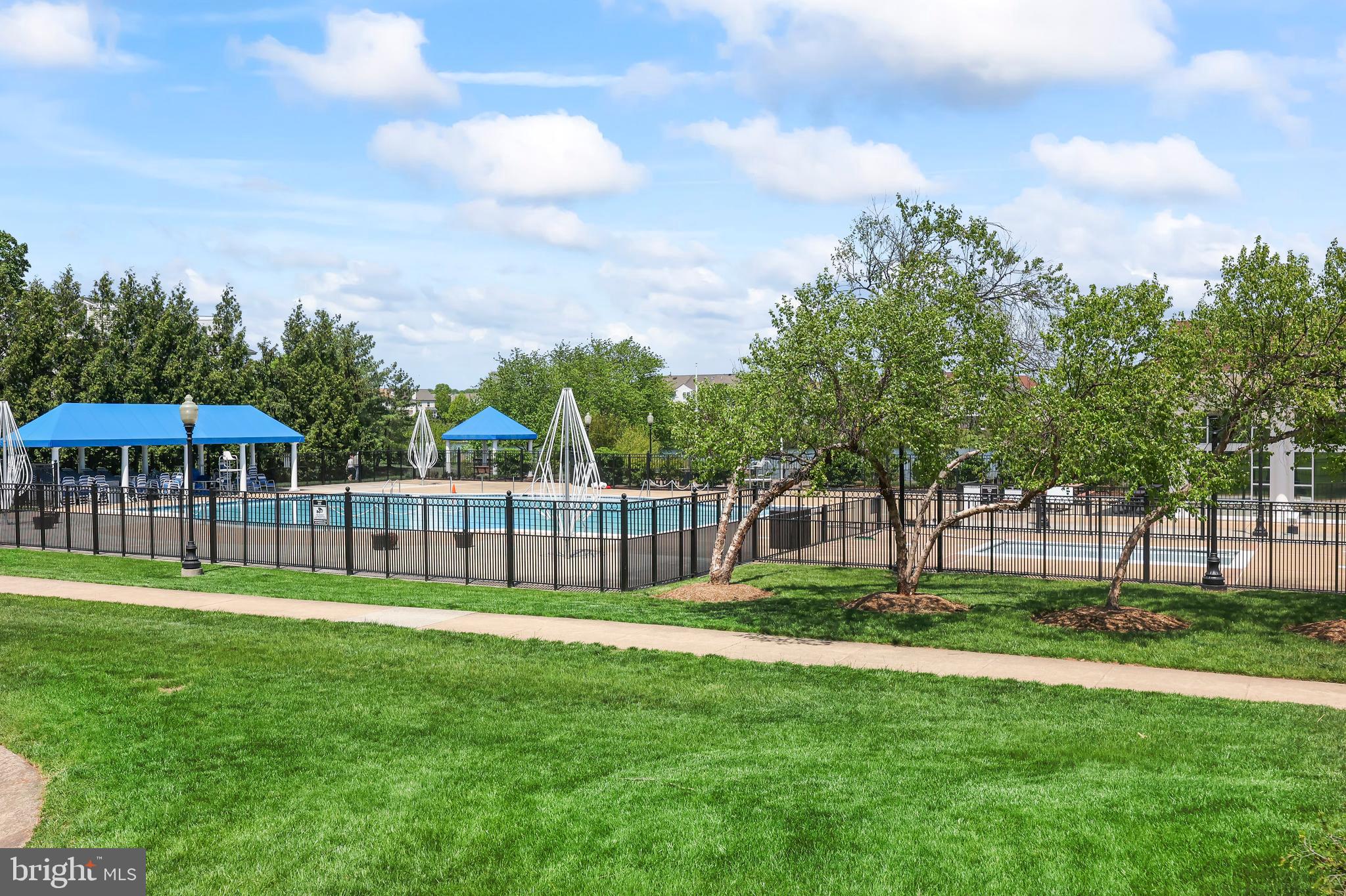 ASHBURN VILLAGE - Residential