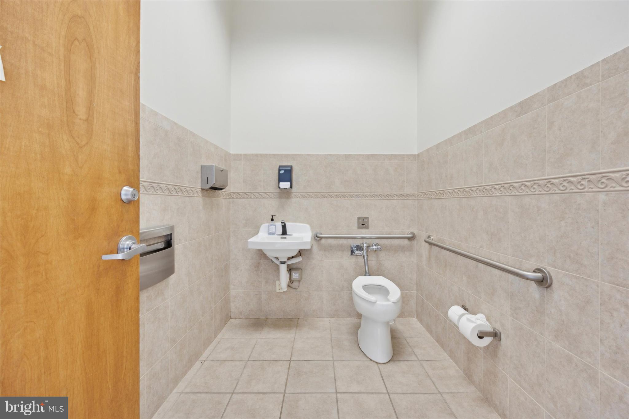 OAKMONT - Commercial Sale