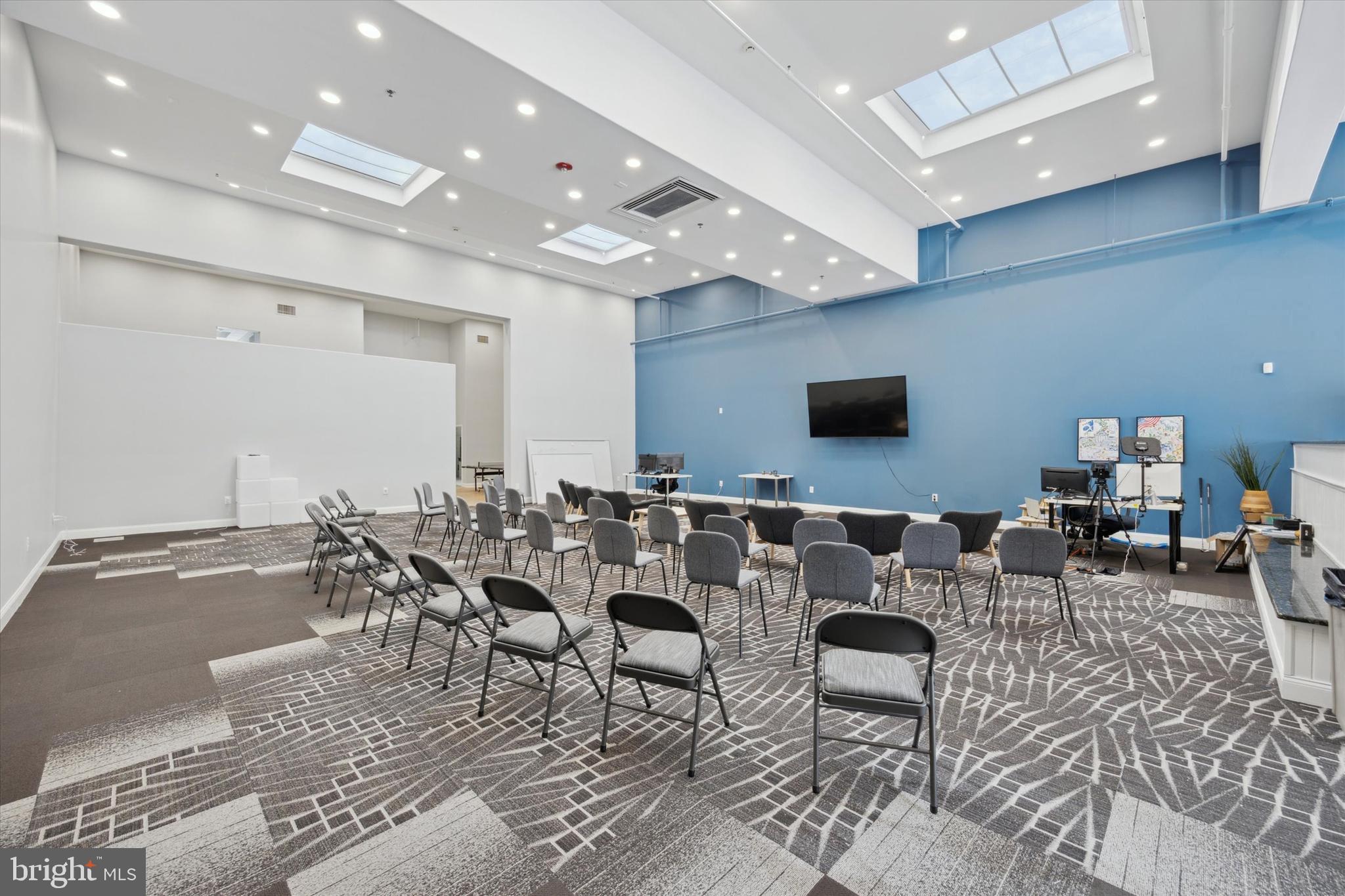 OAKMONT - Commercial Sale