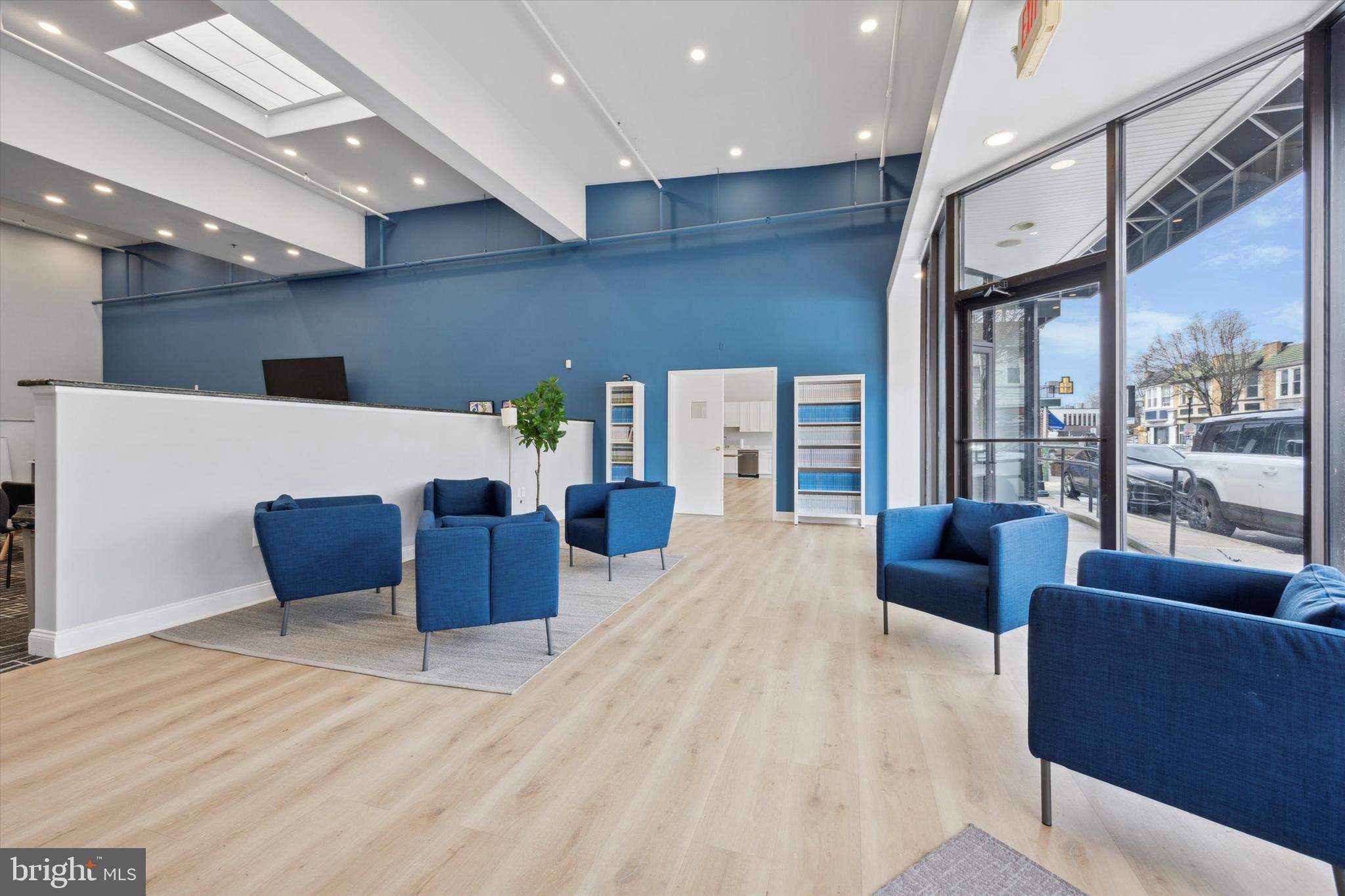 OAKMONT - Commercial Sale