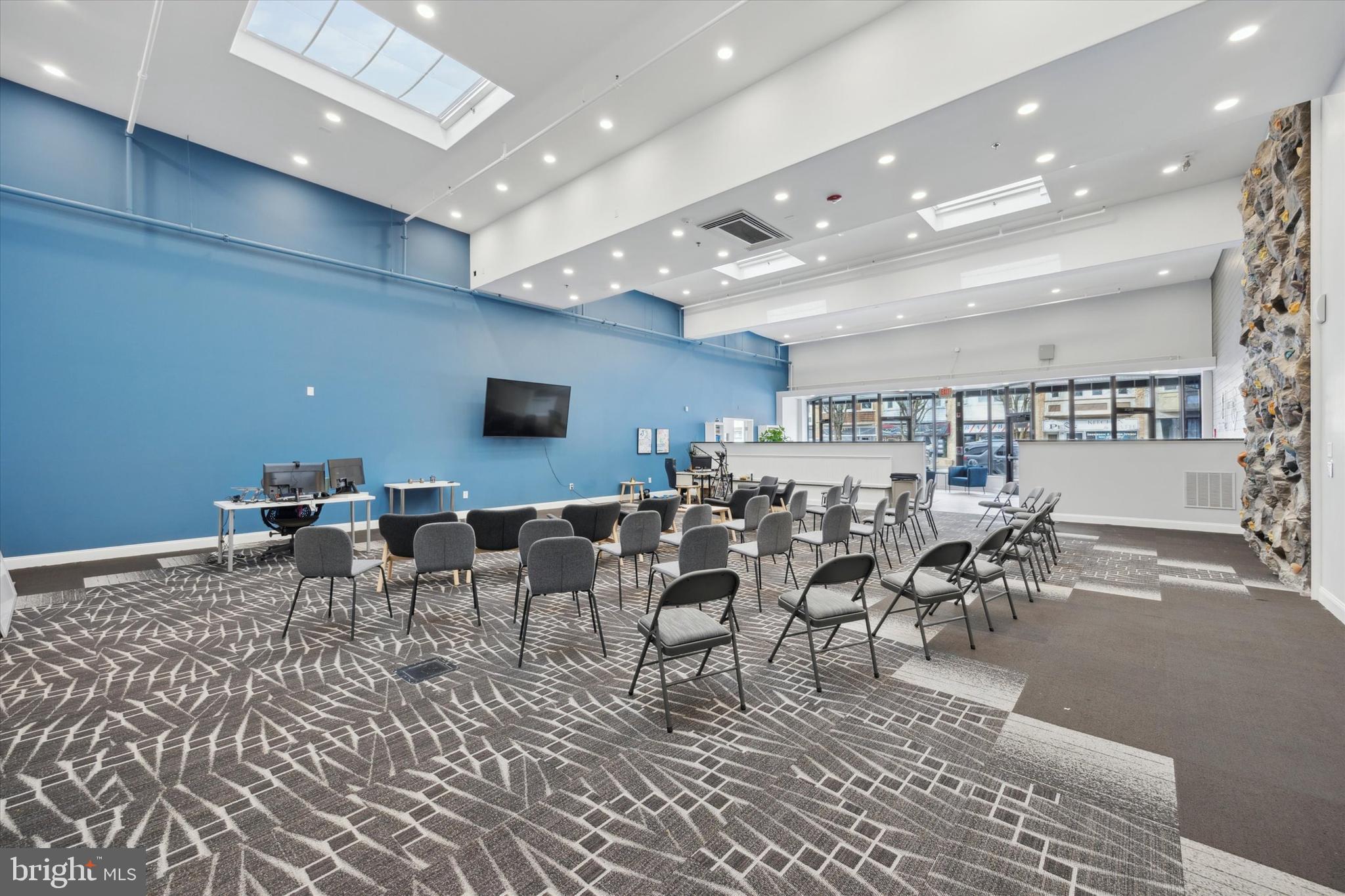 OAKMONT - Commercial Sale