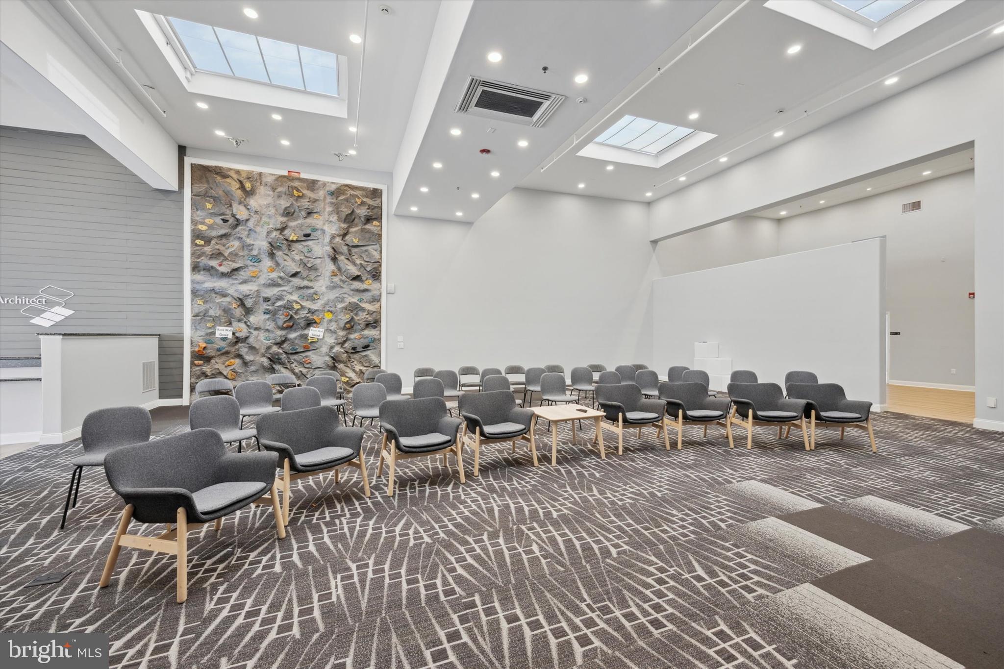 OAKMONT - Commercial Sale