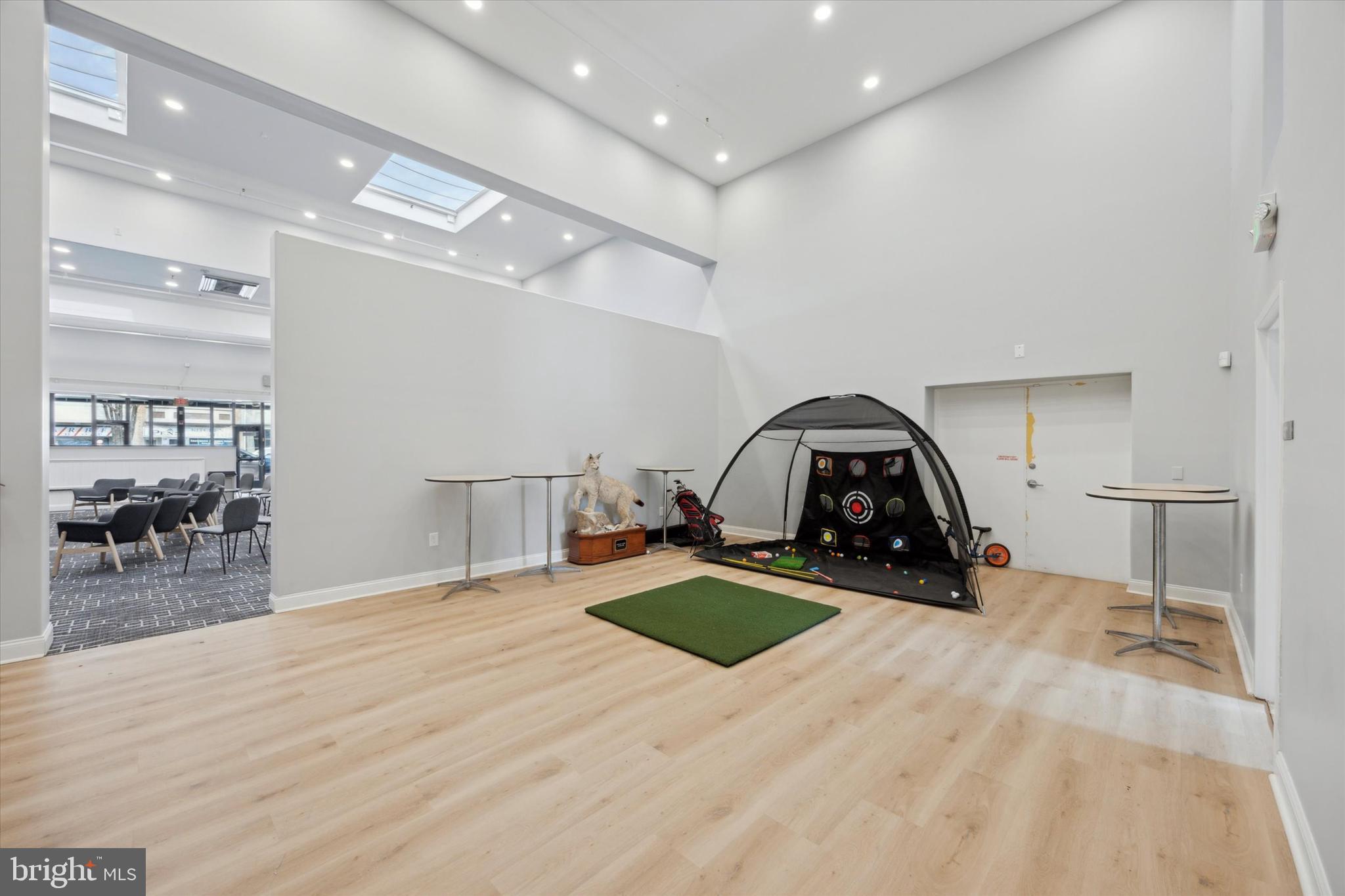 OAKMONT - Commercial Sale